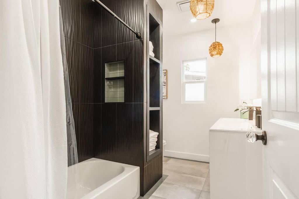 Stylish 4-Bedroom in Culver City Art District