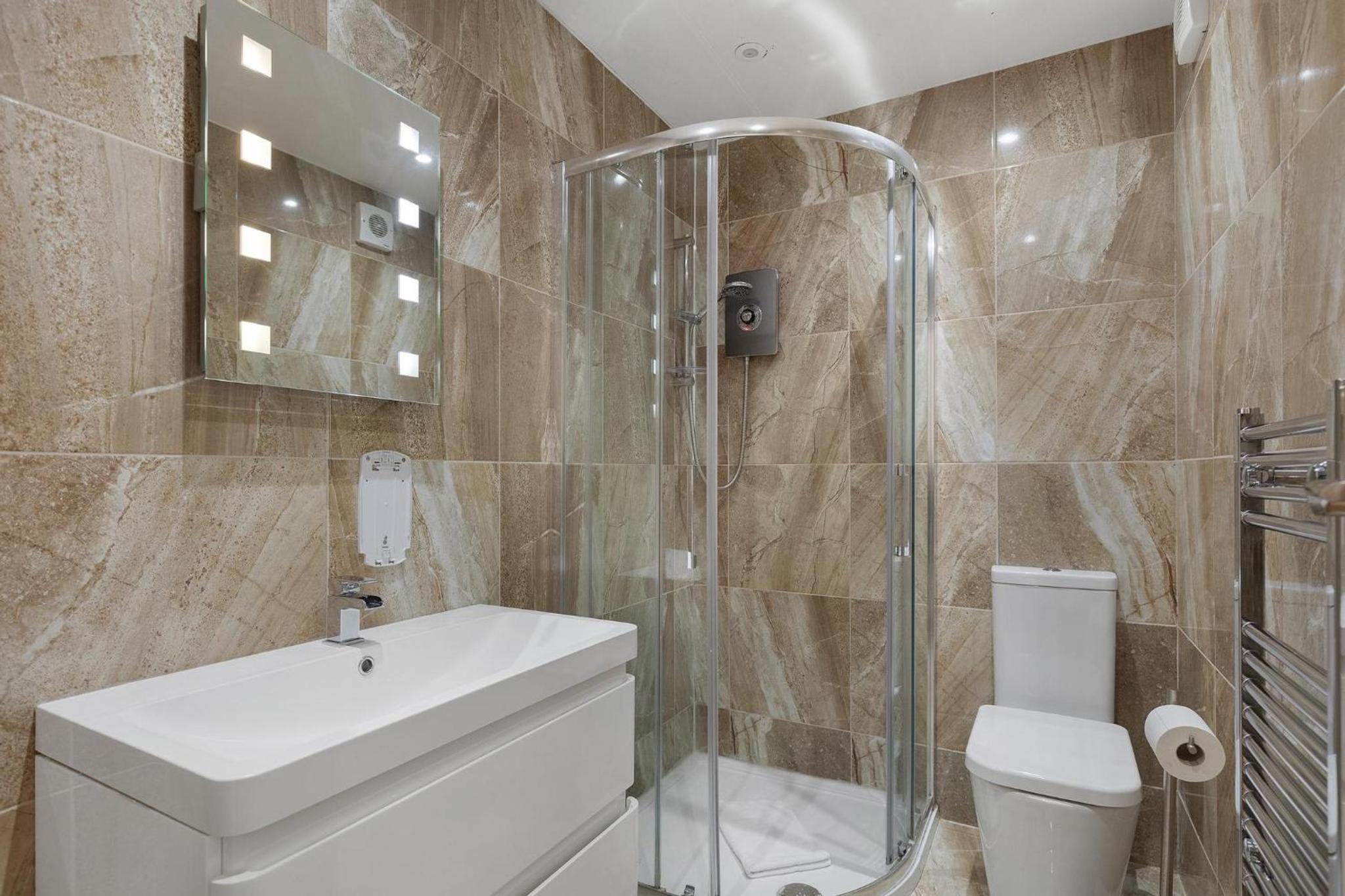 Central and Modern one bedroom flat - Image 5