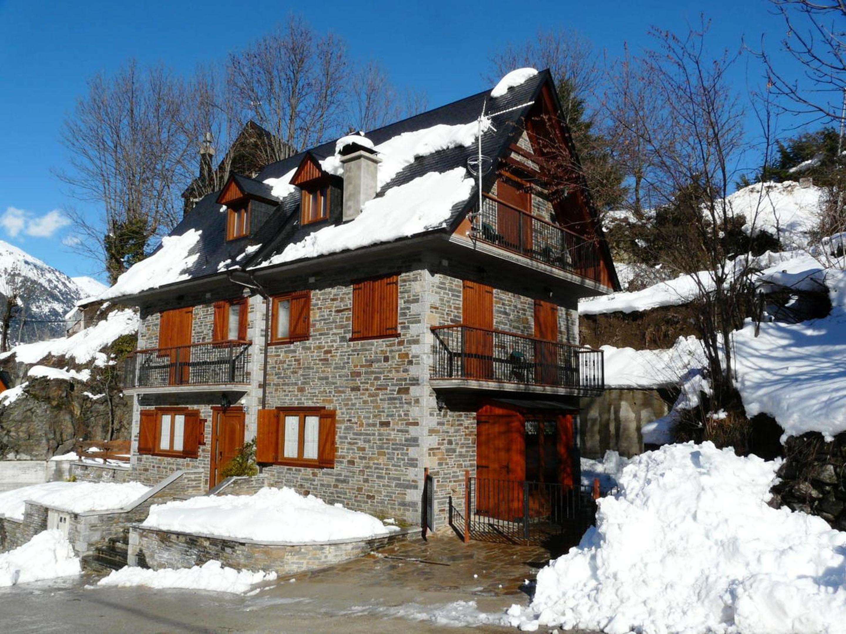 Charming Chalet in Viella, Mountain View