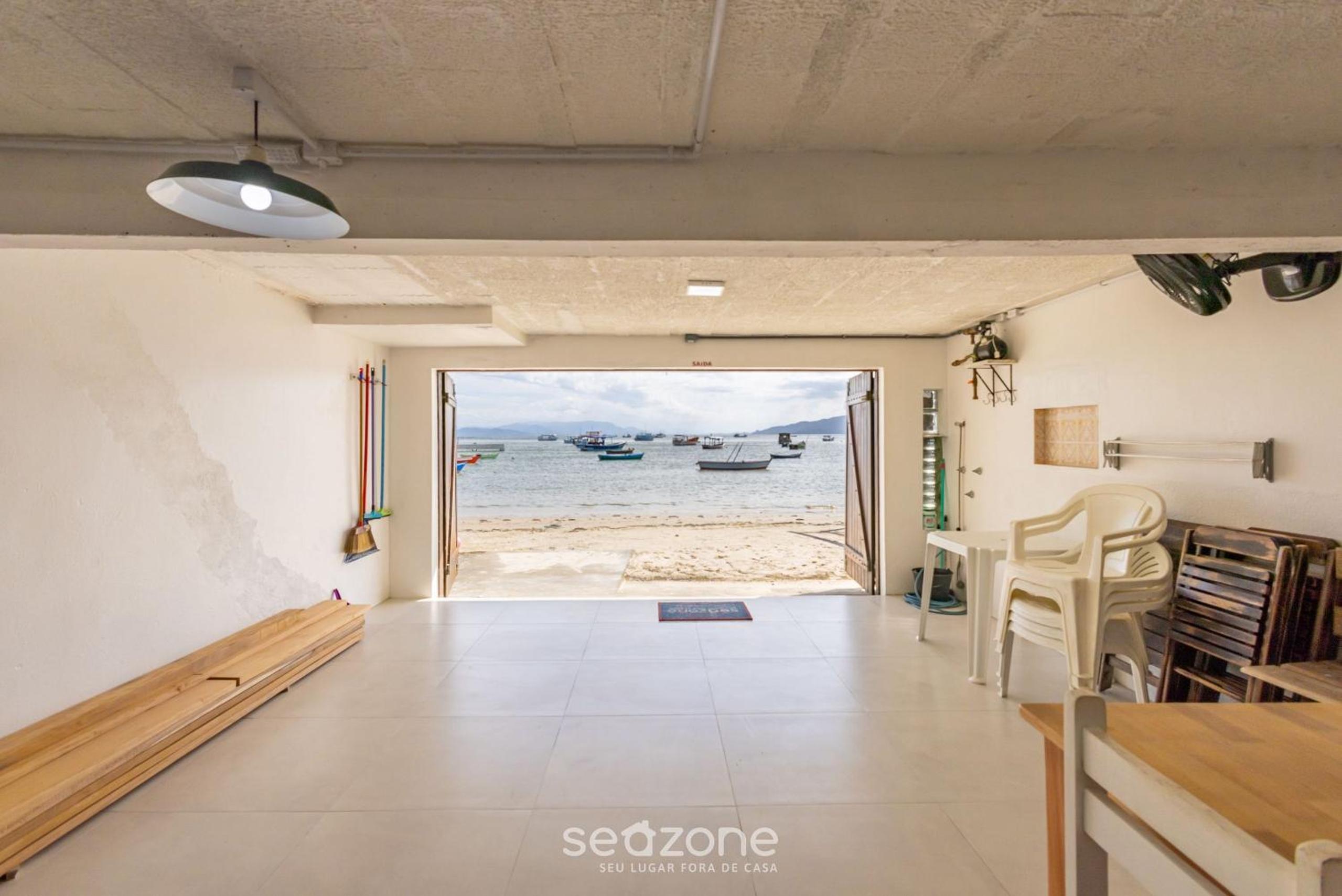 3BR Beachfront House w/ BBQ APC2200