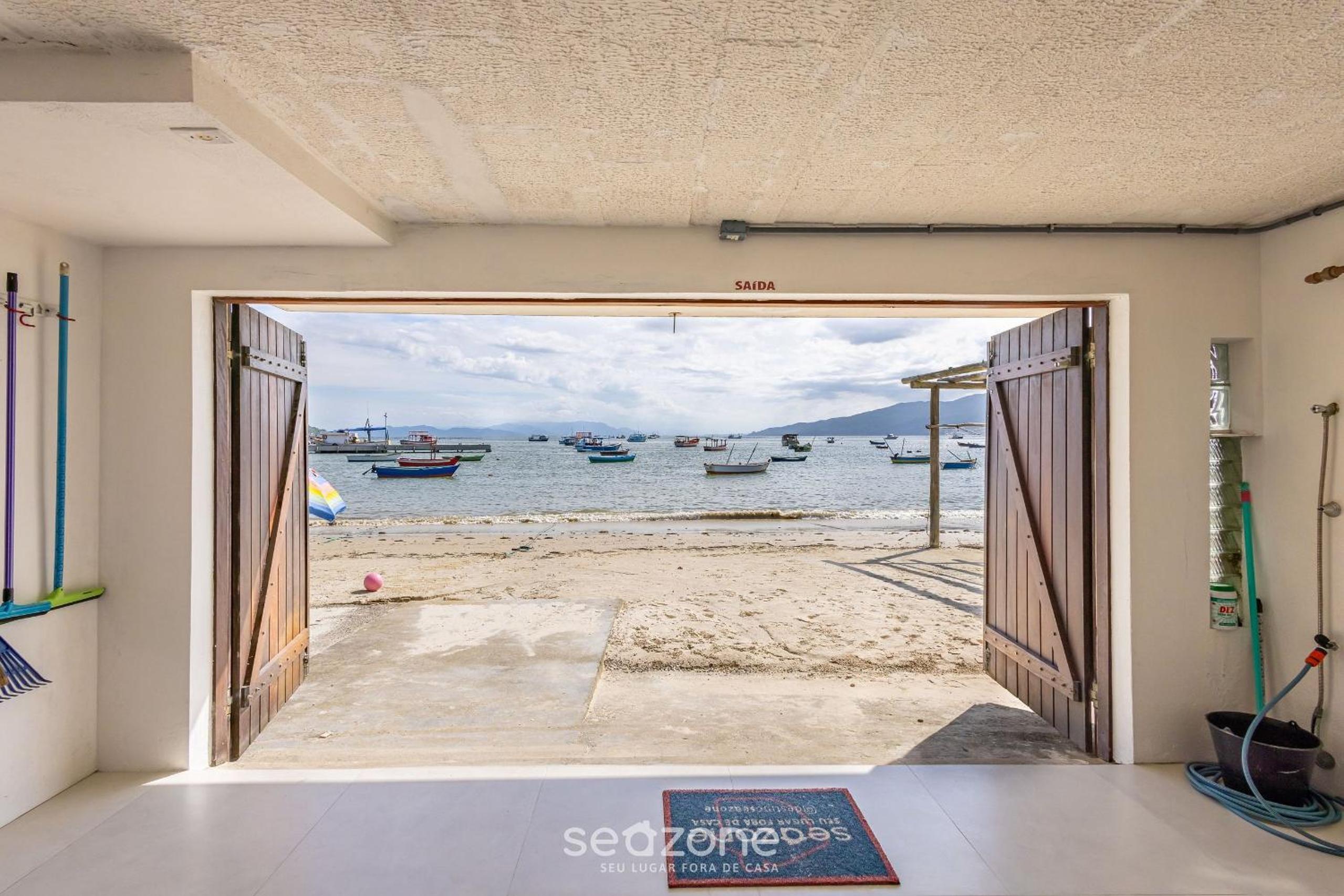 3BR Beachfront House w/ BBQ APC2200