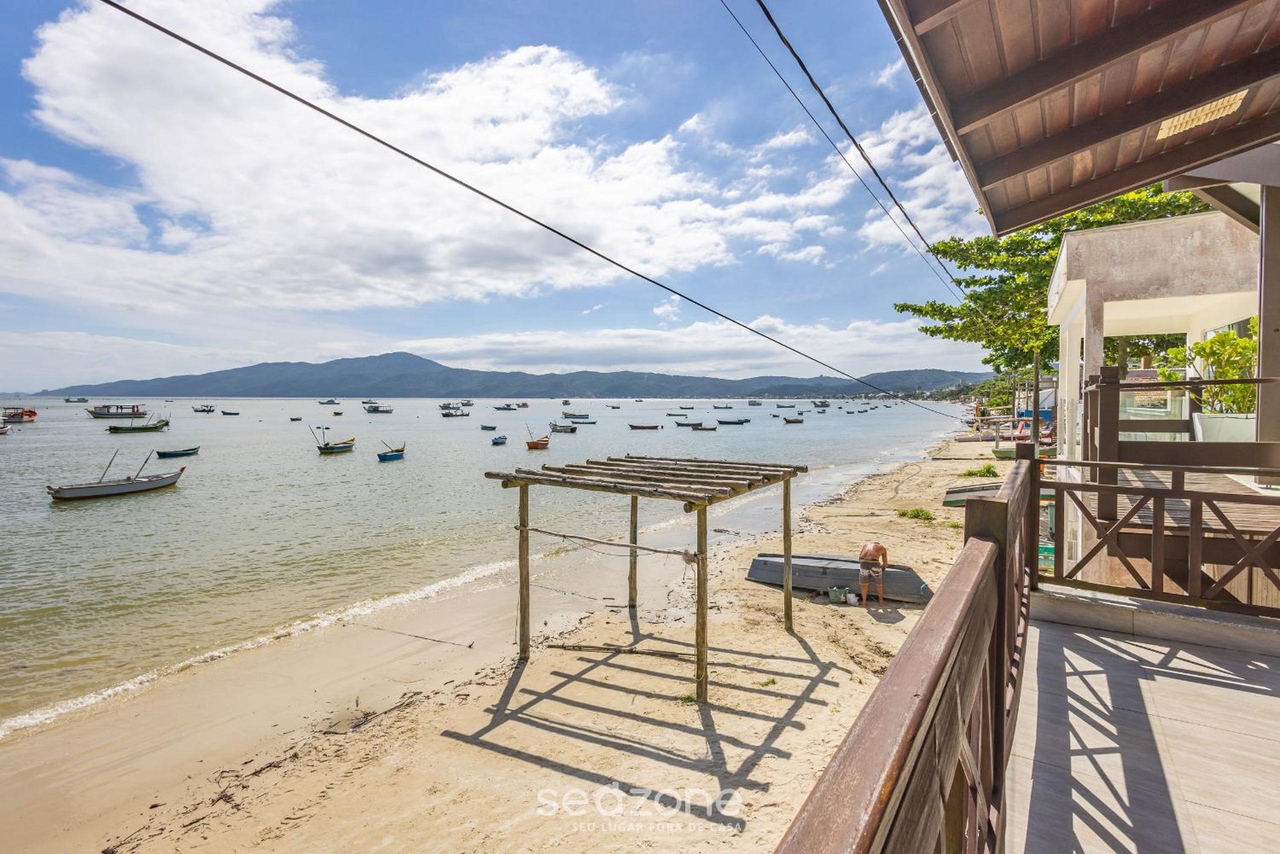 3BR Beachfront House w/ BBQ APC2200