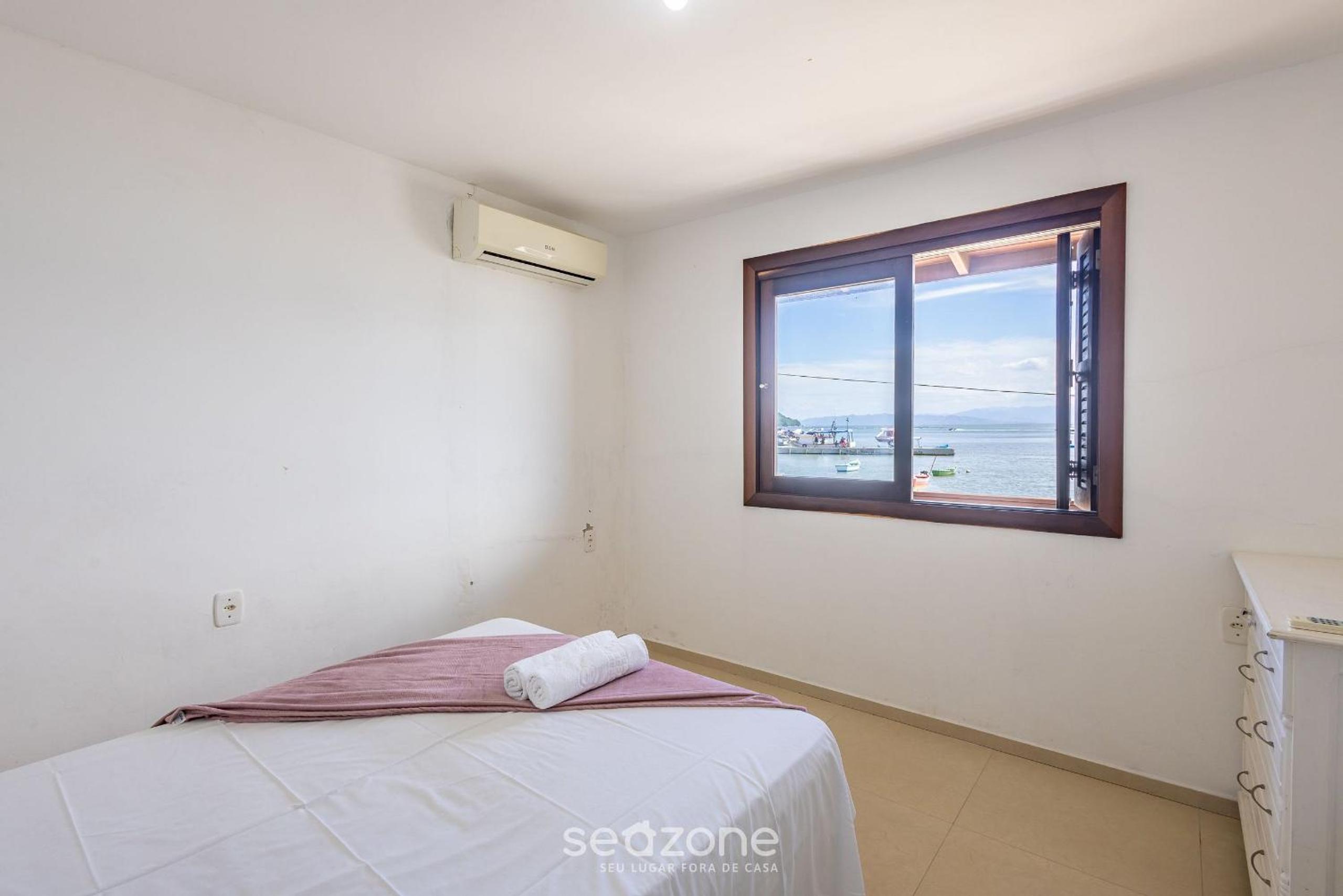 3BR Beachfront House w/ BBQ APC2200