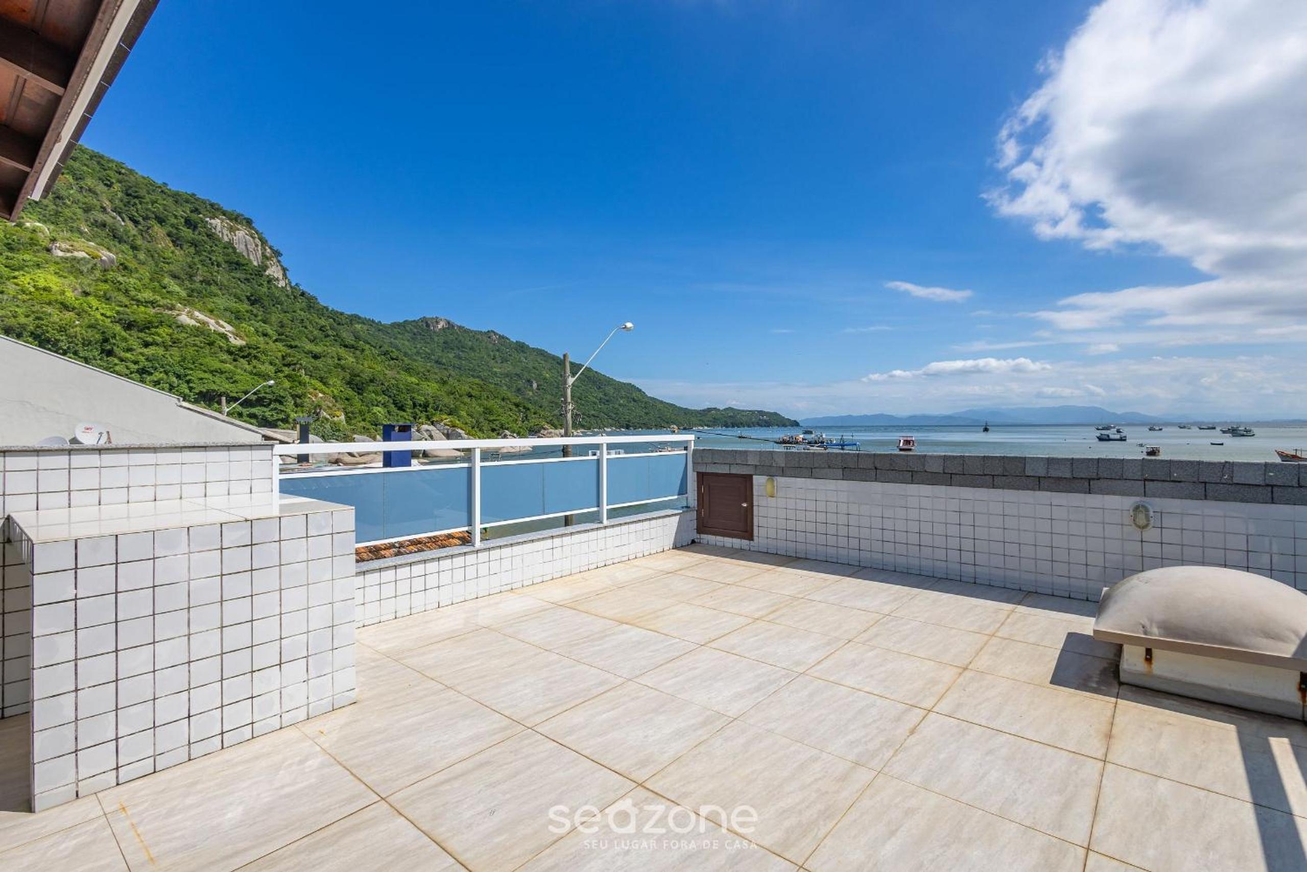 3BR Beachfront House w/ BBQ APC2200