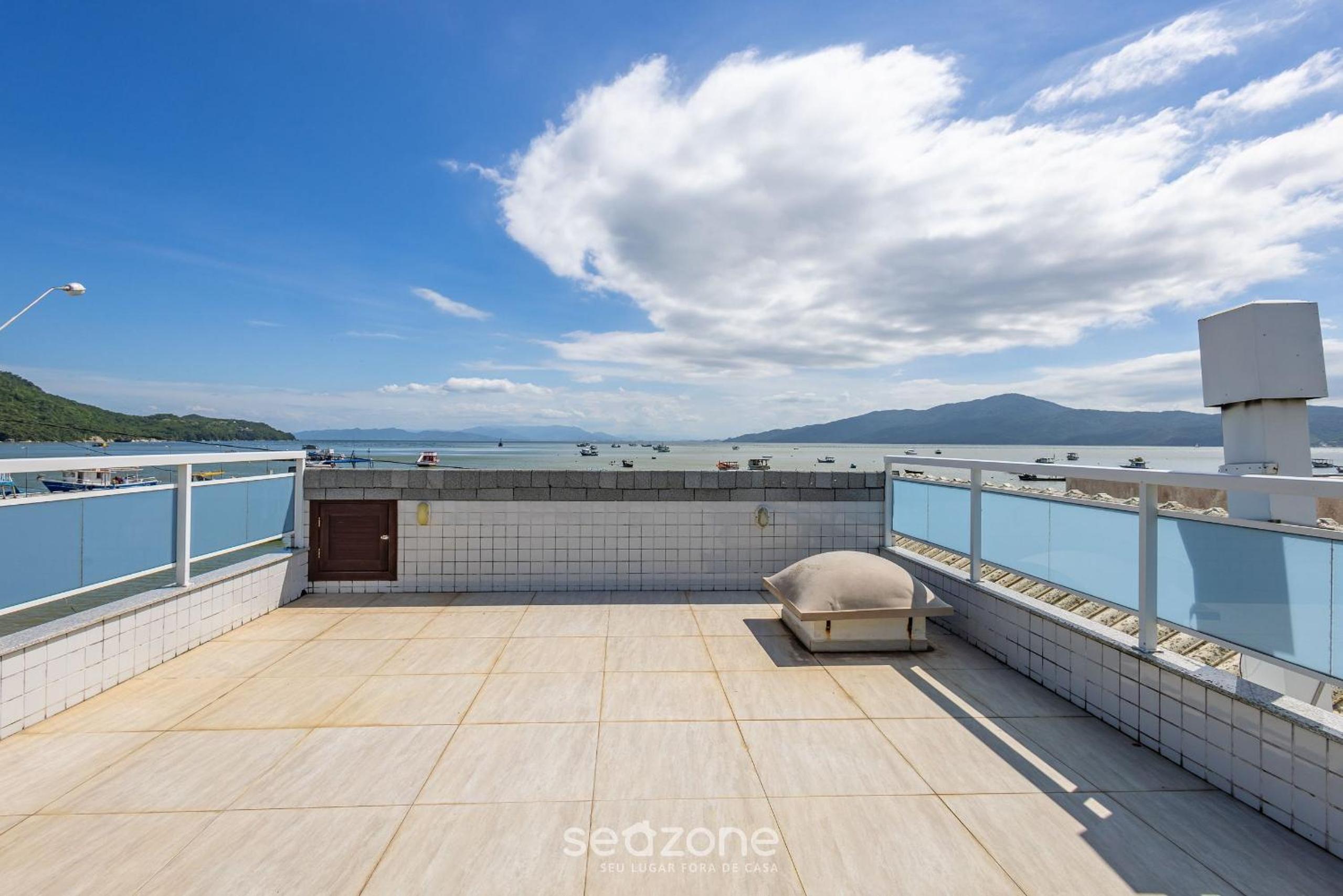 3BR Beachfront House w/ BBQ APC2200