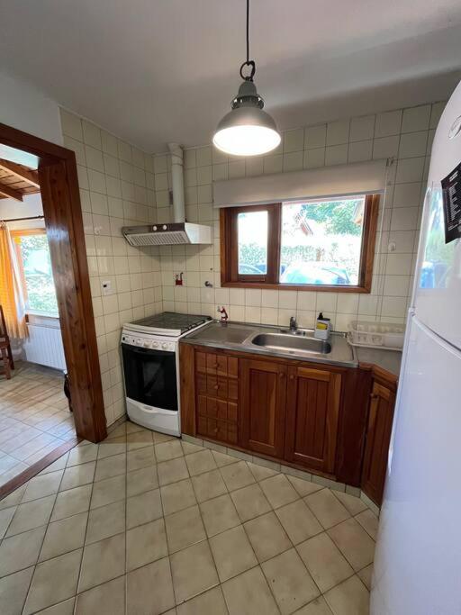 QUIME CHE. Casa con jardín, parrilla y cochera.