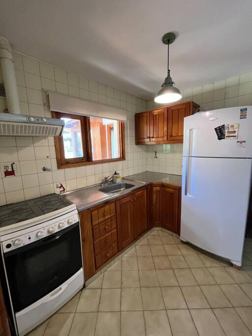 QUIME CHE. Casa con jardín, parrilla y cochera.