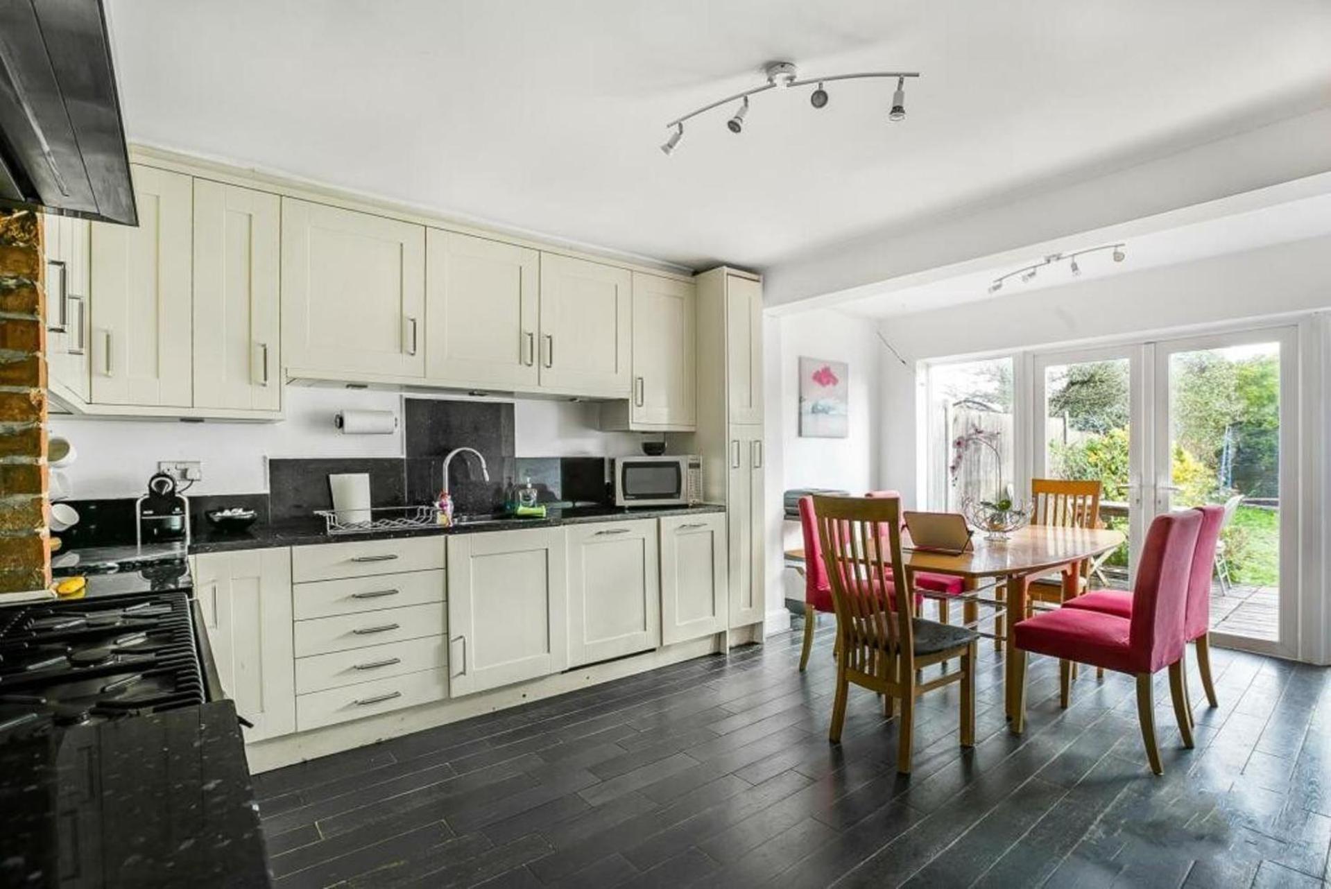 Gorgeous Cosy home 2 Miles from Heathrow Airport view 4