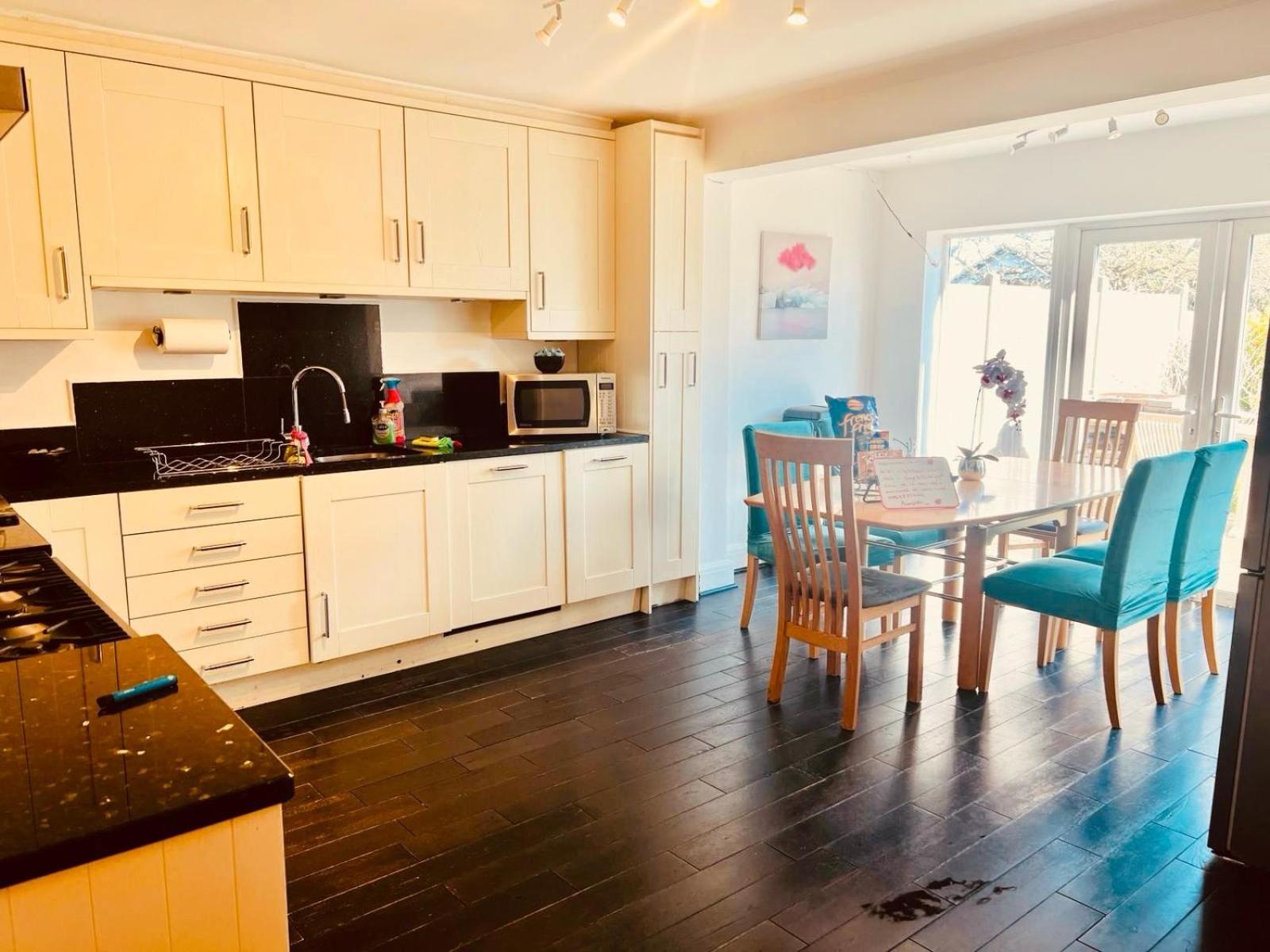Gorgeous Cosy home 2 Miles from Heathrow Airport view 5