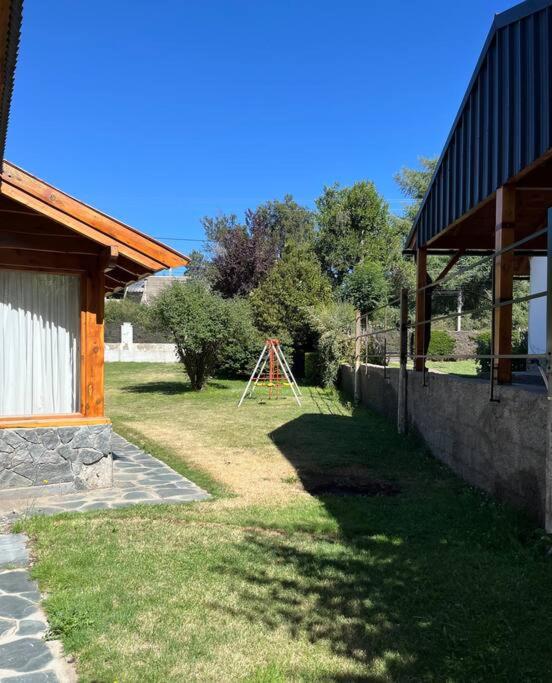 QUIME CHE. Casa con jardín, parrilla y cochera.
