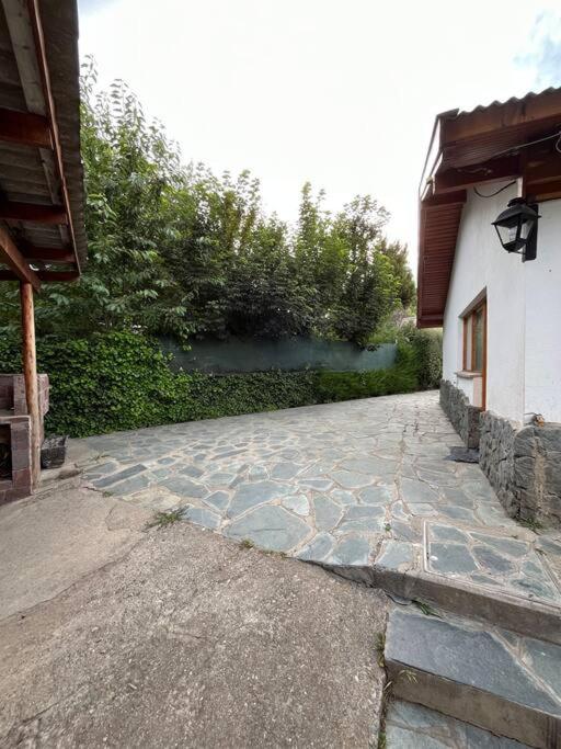 QUIME CHE. Casa con jardín, parrilla y cochera.