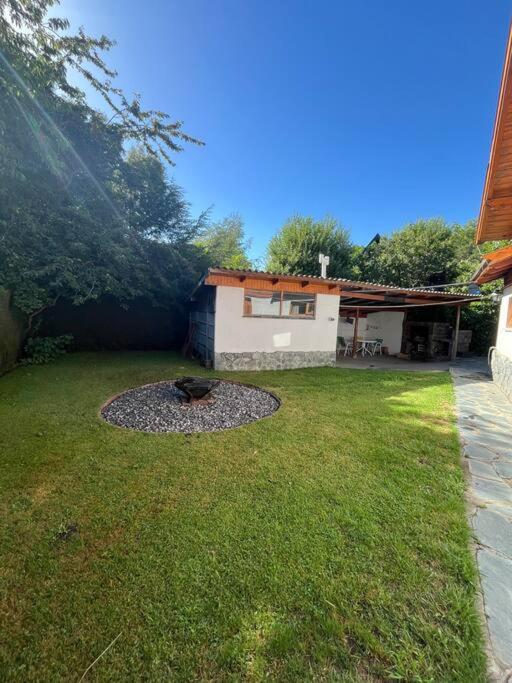 QUIME CHE. Casa con jardín, parrilla y cochera.