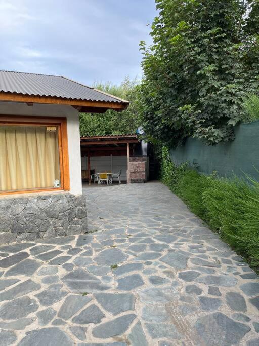 QUIME CHE. Casa con jardín, parrilla y cochera.