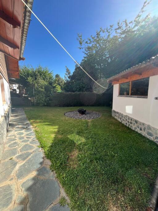 QUIME CHE. Casa con jardín, parrilla y cochera.