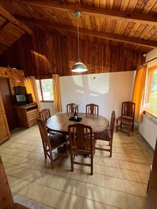 QUIME CHE. Casa con jardín, parrilla y cochera.