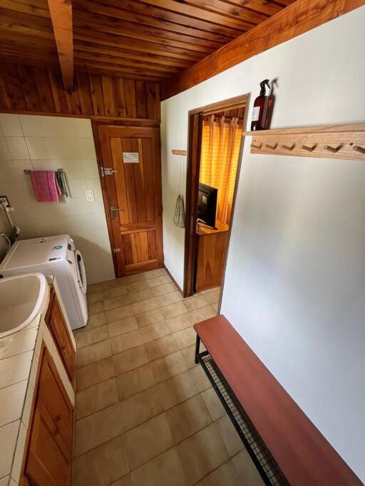 QUIME CHE. Casa con jardín, parrilla y cochera.