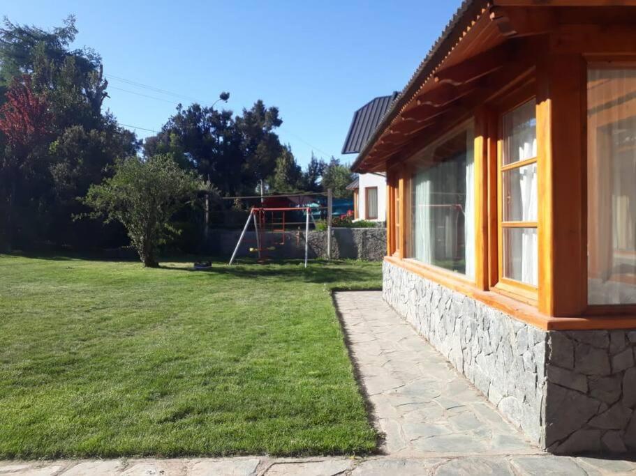 QUIME CHE. Casa con jardín, parrilla y cochera.