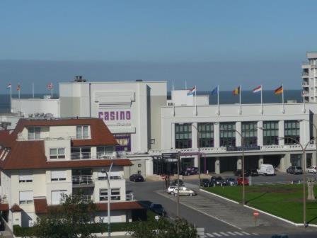 KNOKKE ZOUTE near beach appartment with garage