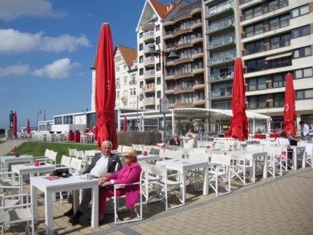 KNOKKE ZOUTE near beach appartment with garage