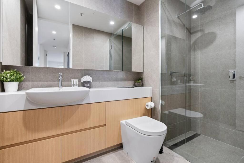 Luxe 2BR Oasis at The Vista