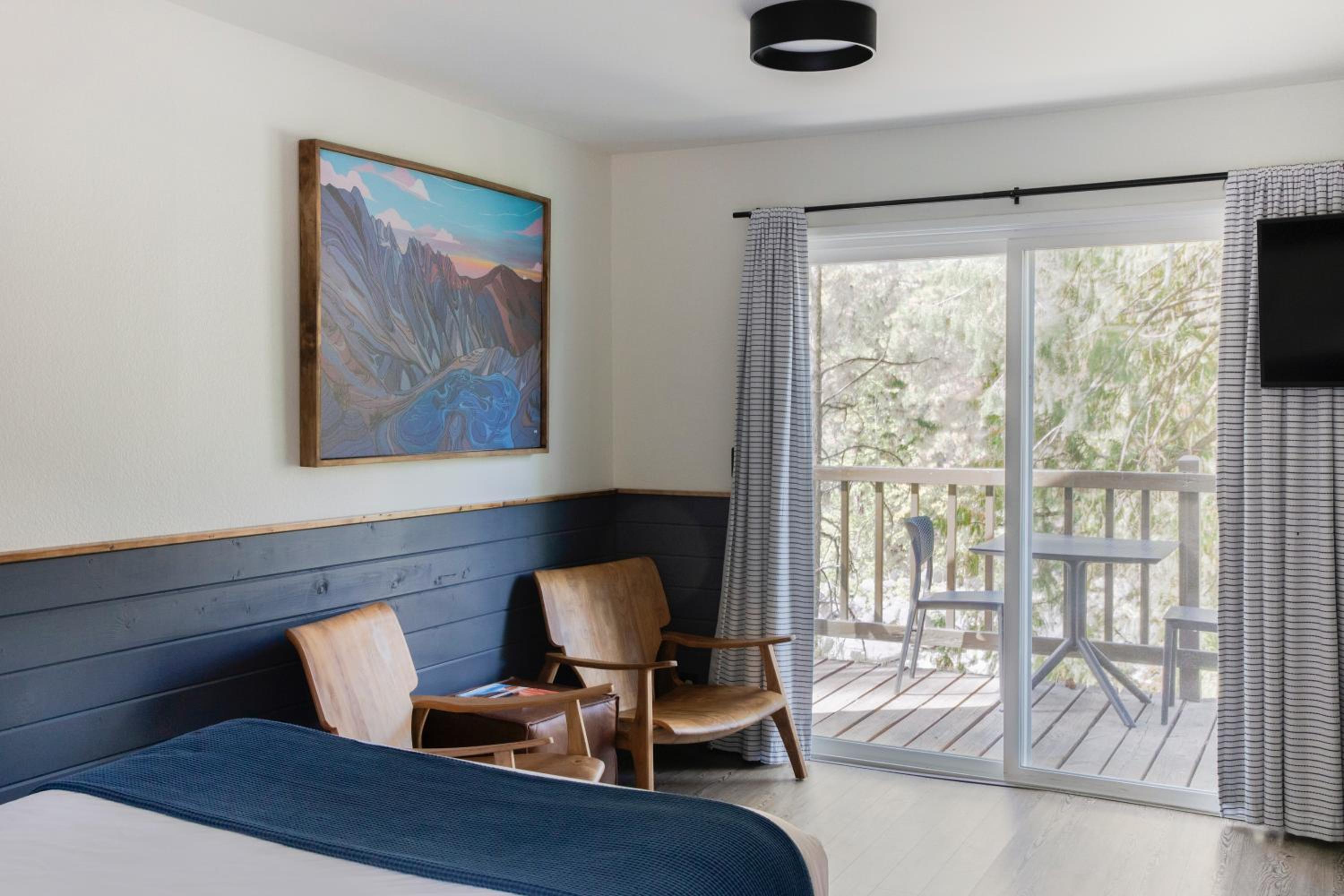 LOGE Leavenworth Riverside