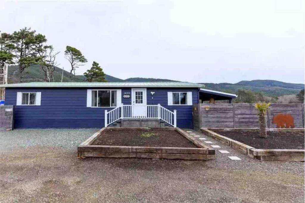 Tiki Escape w/ Amazing Mountain and Marsh Backdrop