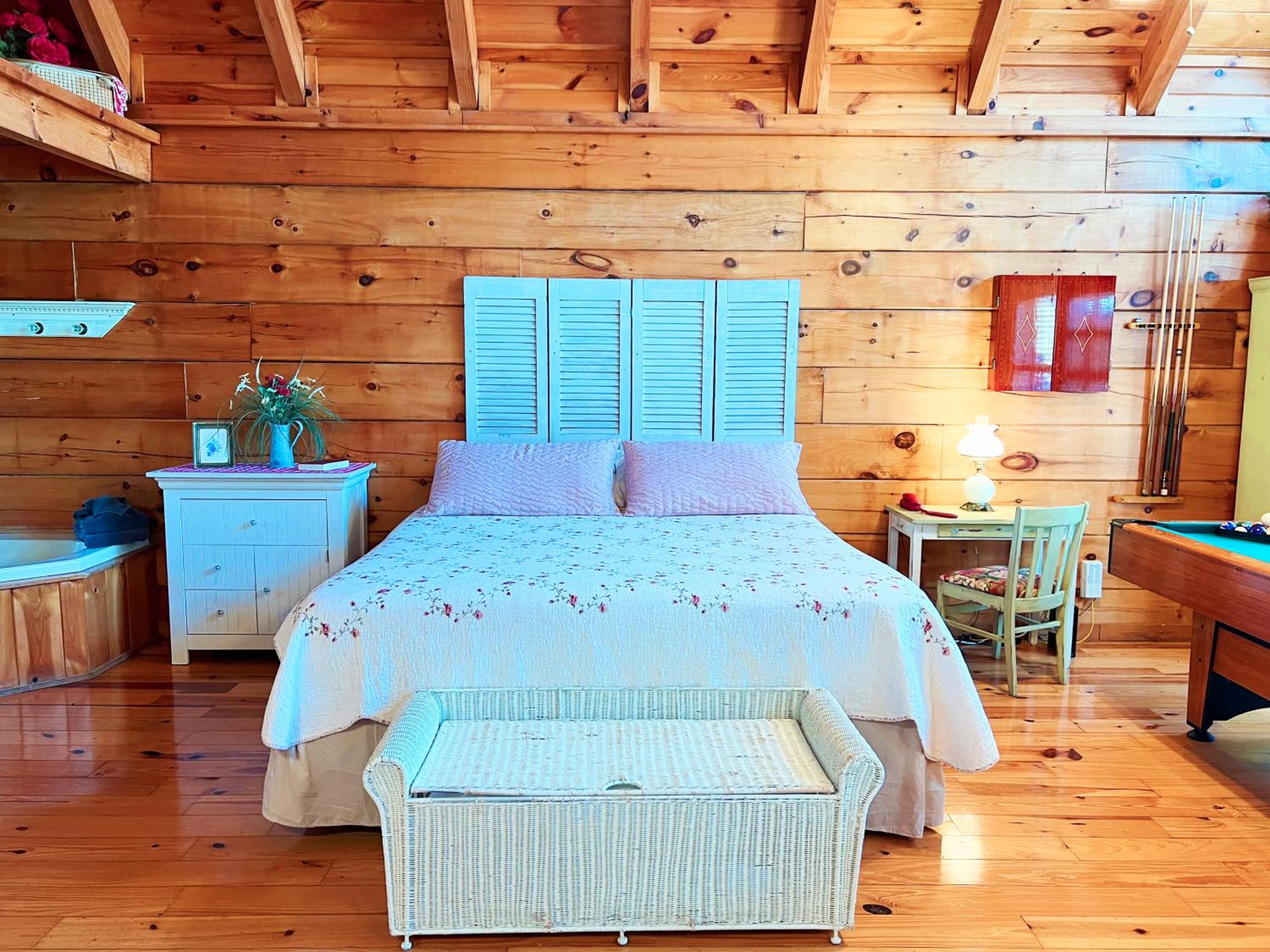 Adorable Shuter Inn FREE Tickets & Hot Tub 1 Mile to Downtown--Close to it all!