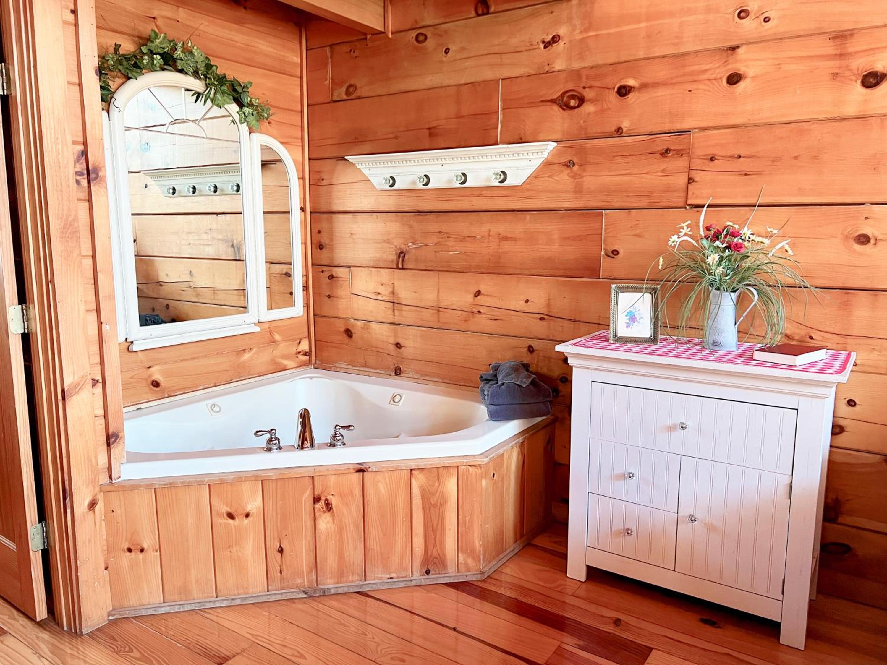 Adorable Shuter Inn FREE Tickets & Hot Tub 1 Mile to Downtown--Close to it all!