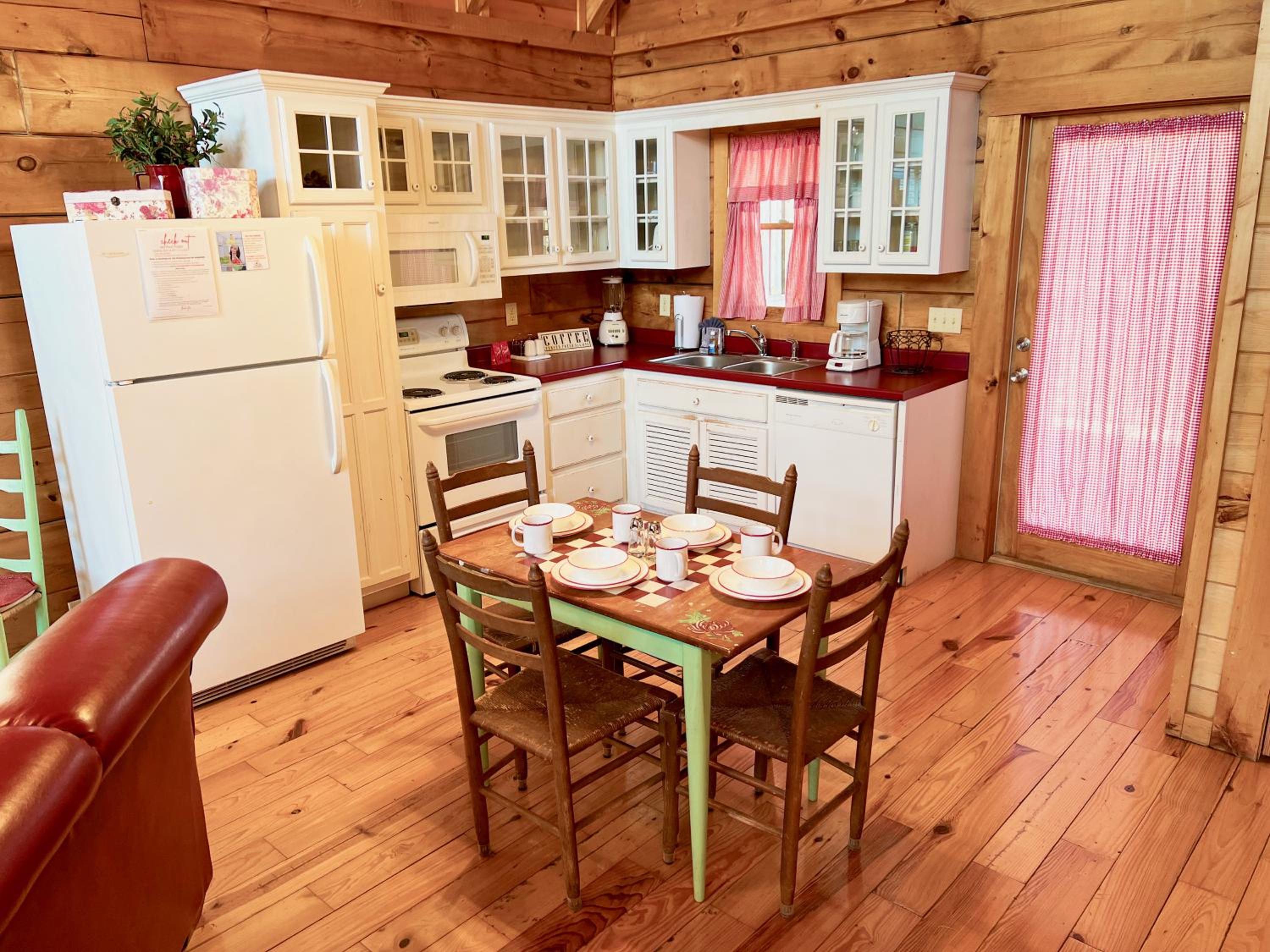 Adorable Shuter Inn FREE Tickets & Hot Tub 1 Mile to Downtown--Close to it all!