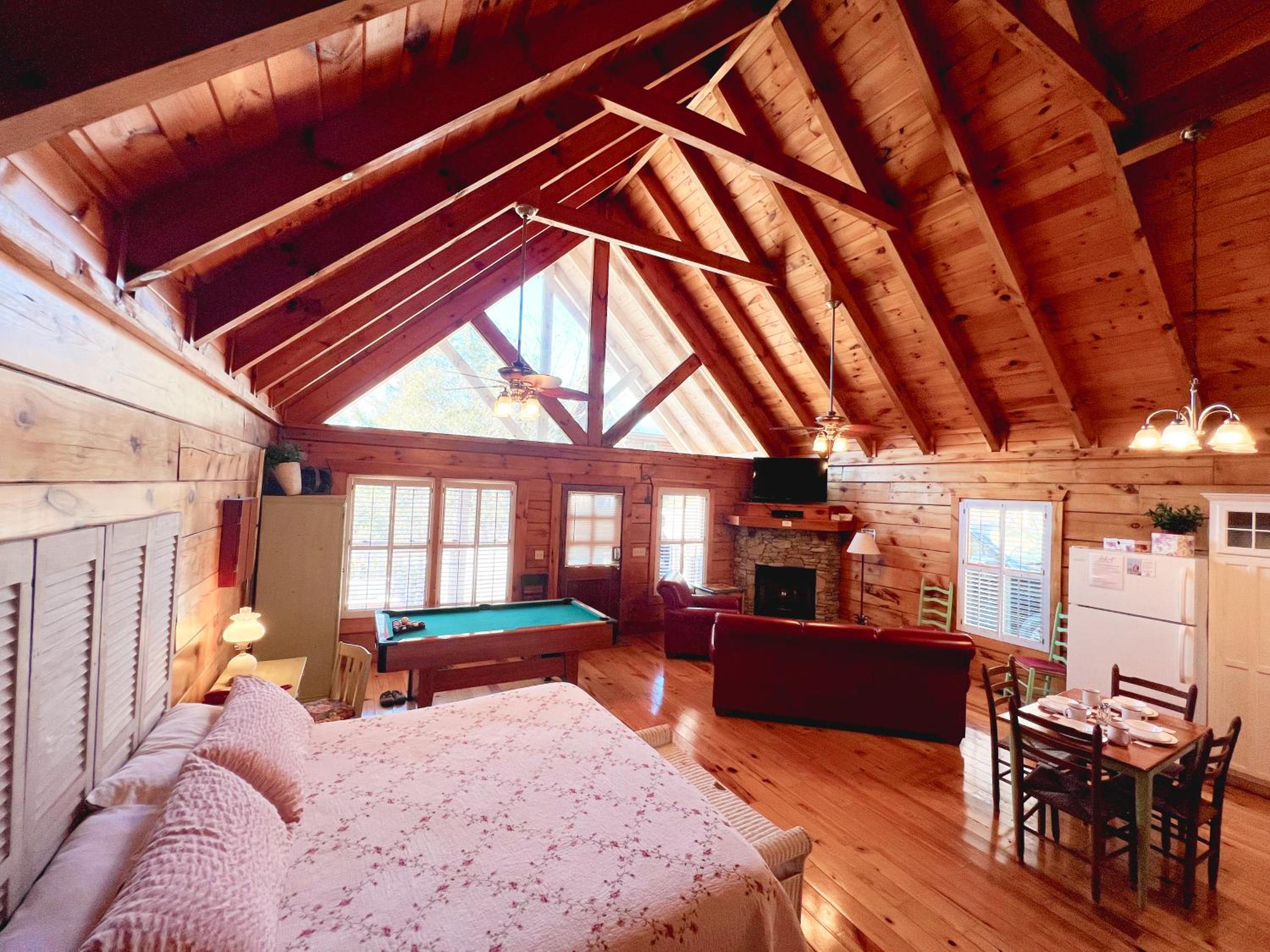 Adorable Shuter Inn FREE Tickets & Hot Tub 1 Mile to Downtown--Close to it all!