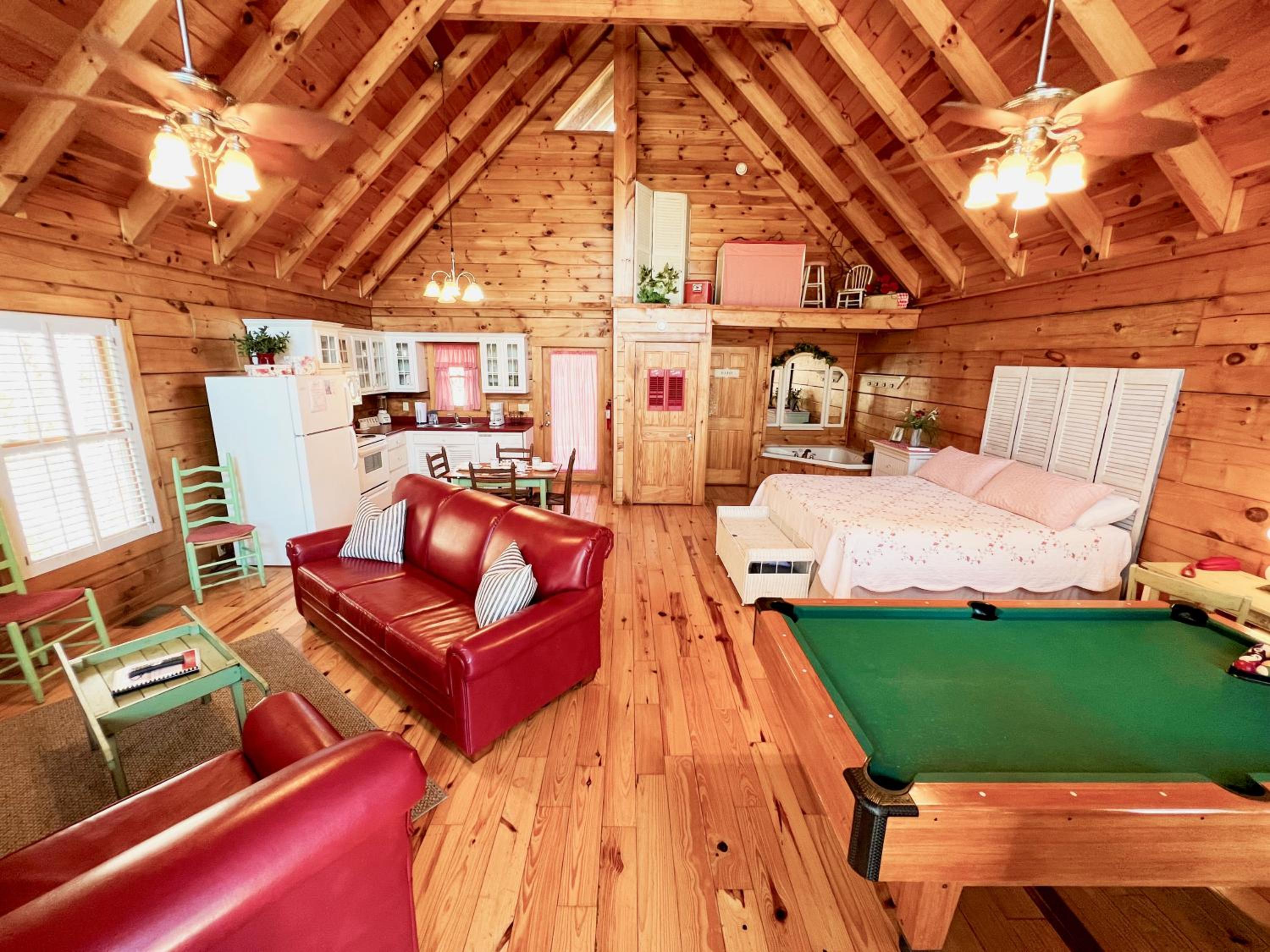 Adorable Shuter Inn FREE Tickets & Hot Tub 1 Mile to Downtown--Close to it all!