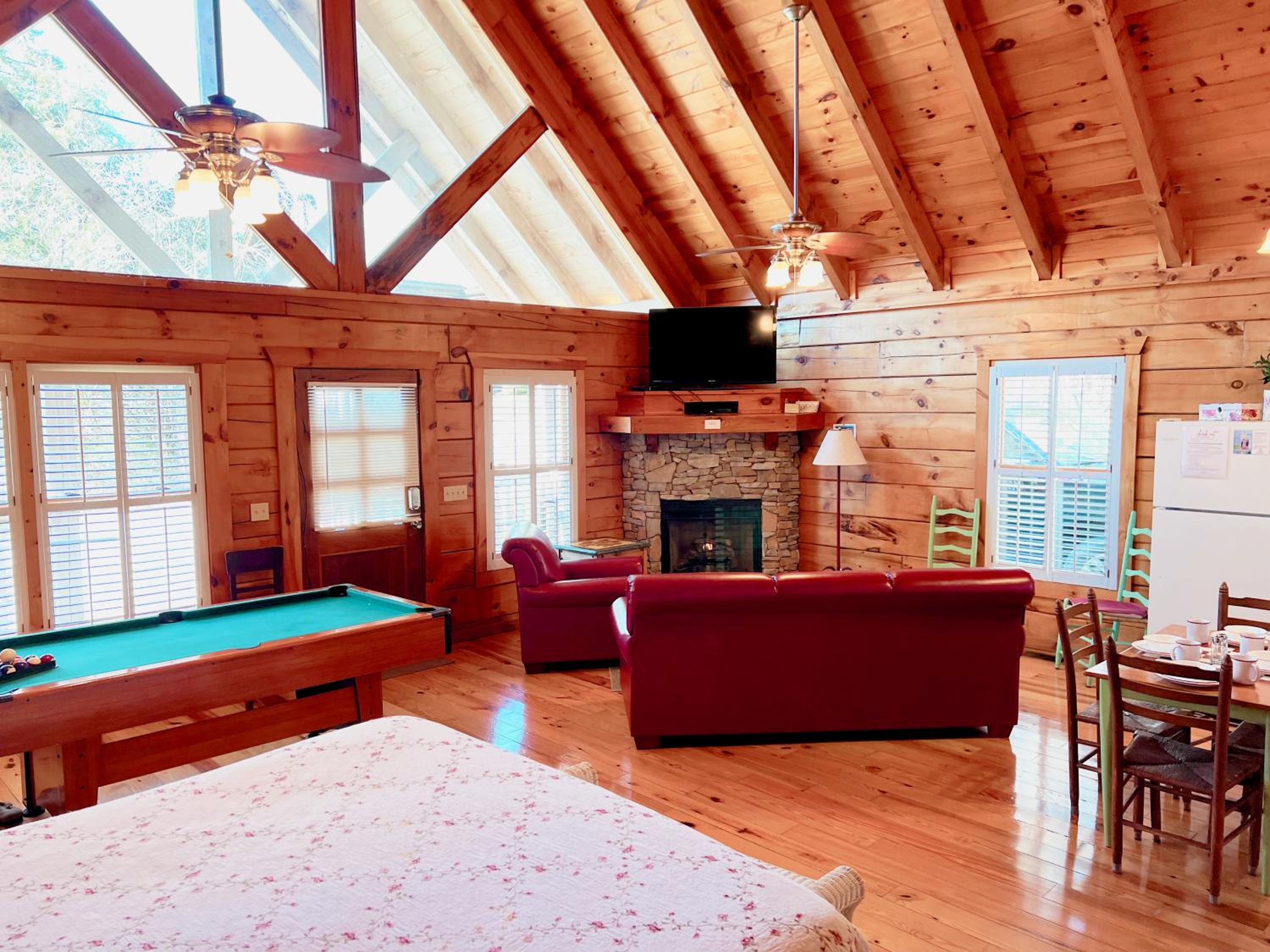 Adorable Shuter Inn FREE Tickets & Hot Tub 1 Mile to Downtown--Close to it all!