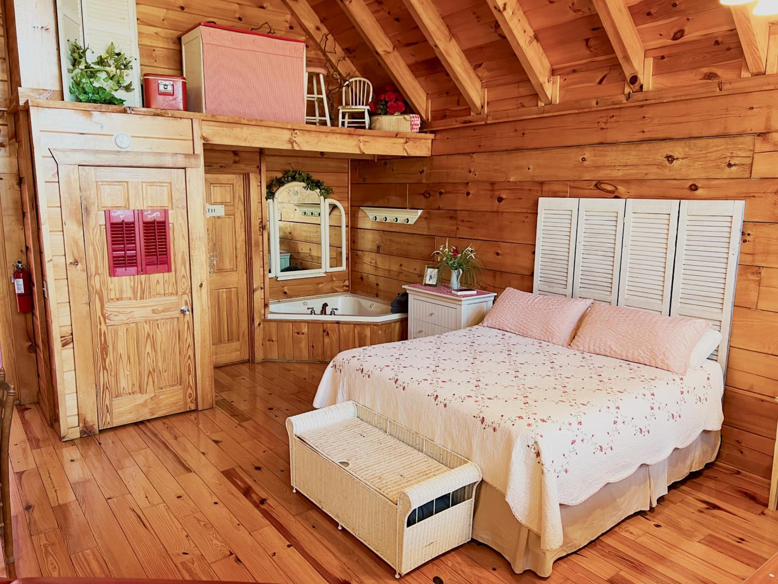 Adorable Shuter Inn FREE Tickets & Hot Tub 1 Mile to Downtown--Close to it all!