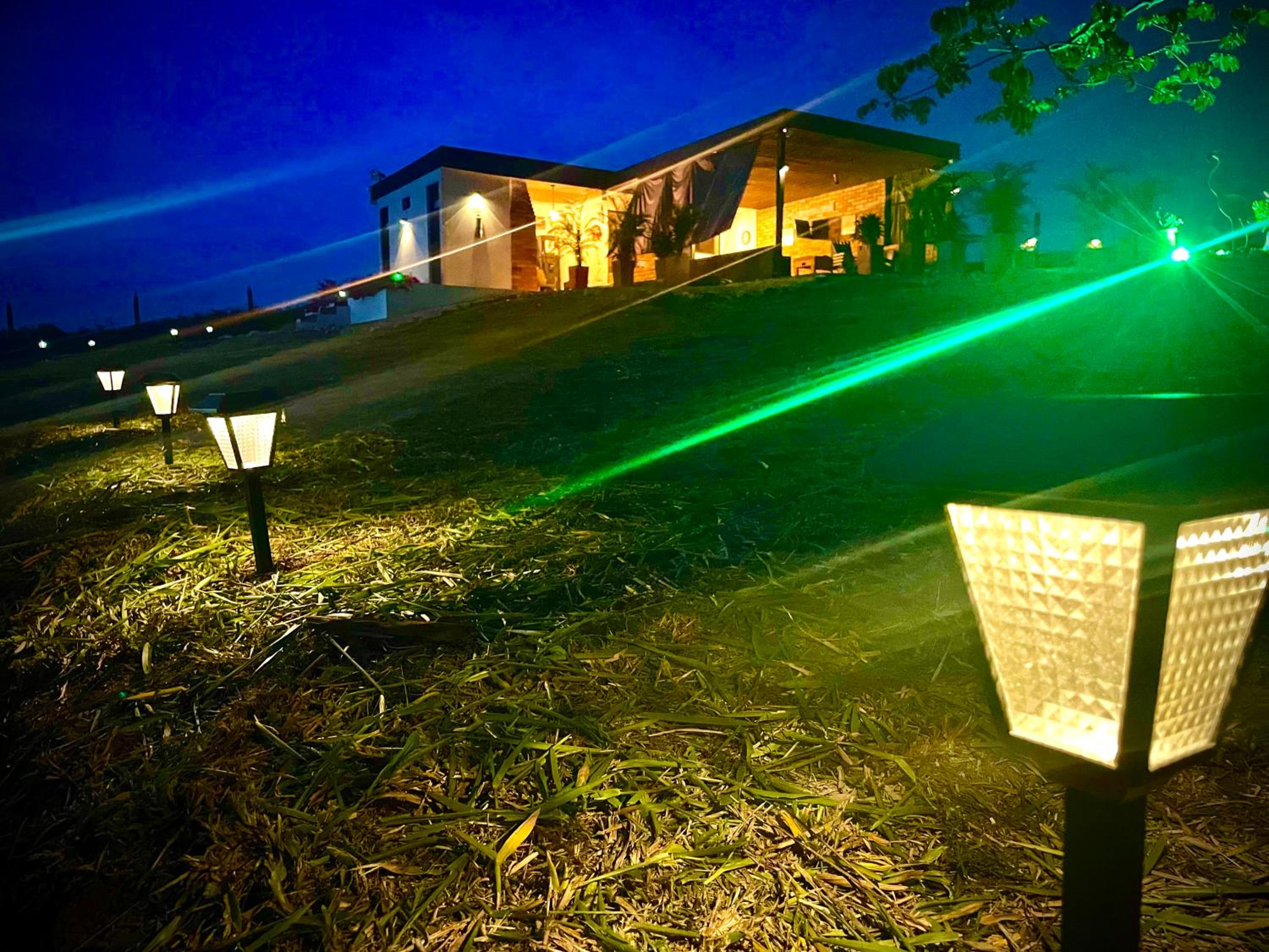 LUZ DE LUNA mesa de los santos house