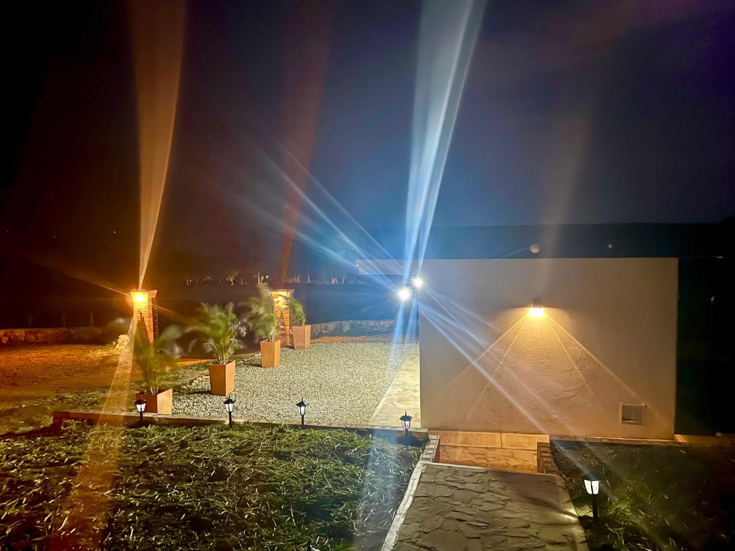 LUZ DE LUNA mesa de los santos house