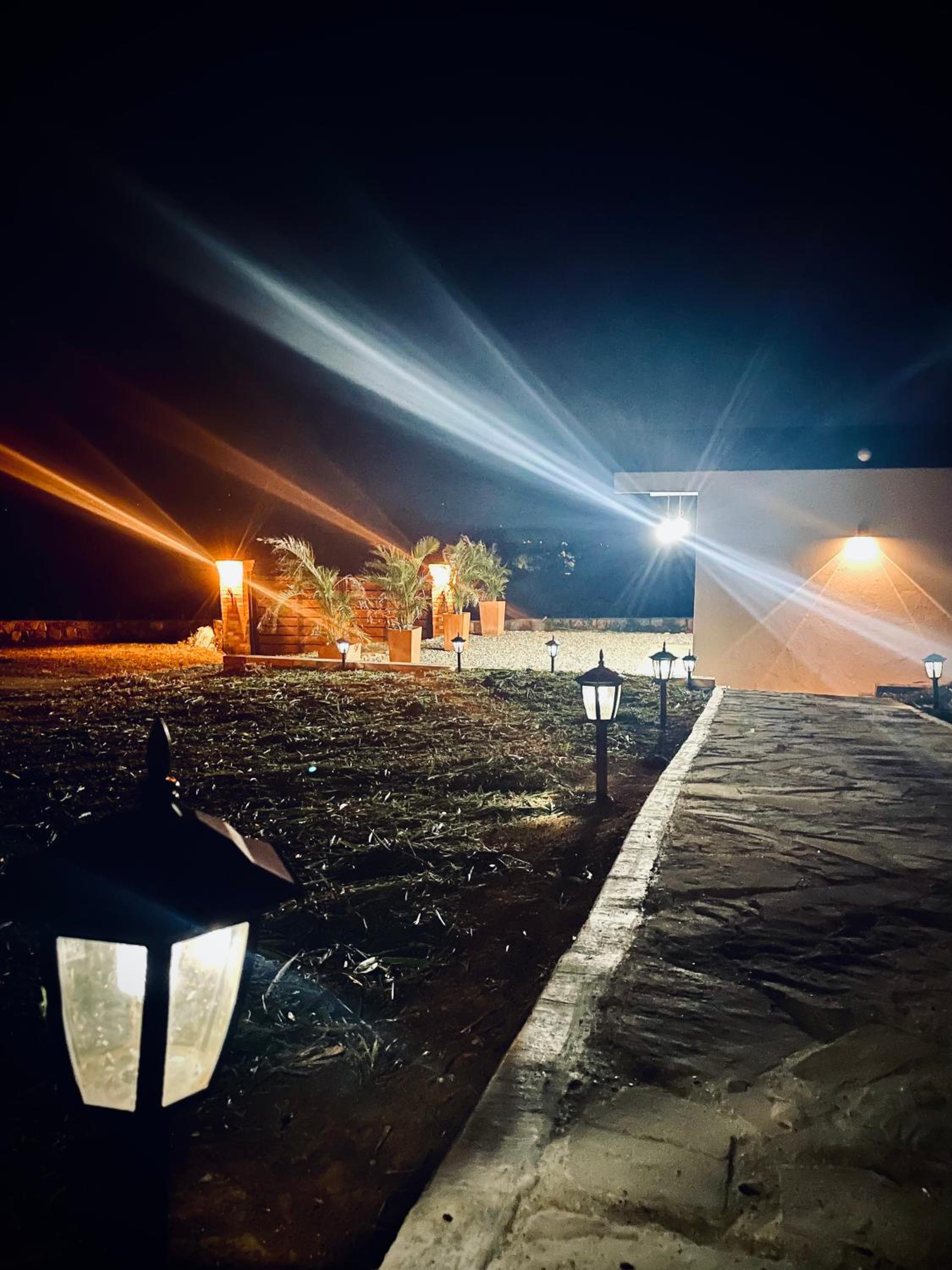 LUZ DE LUNA mesa de los santos house