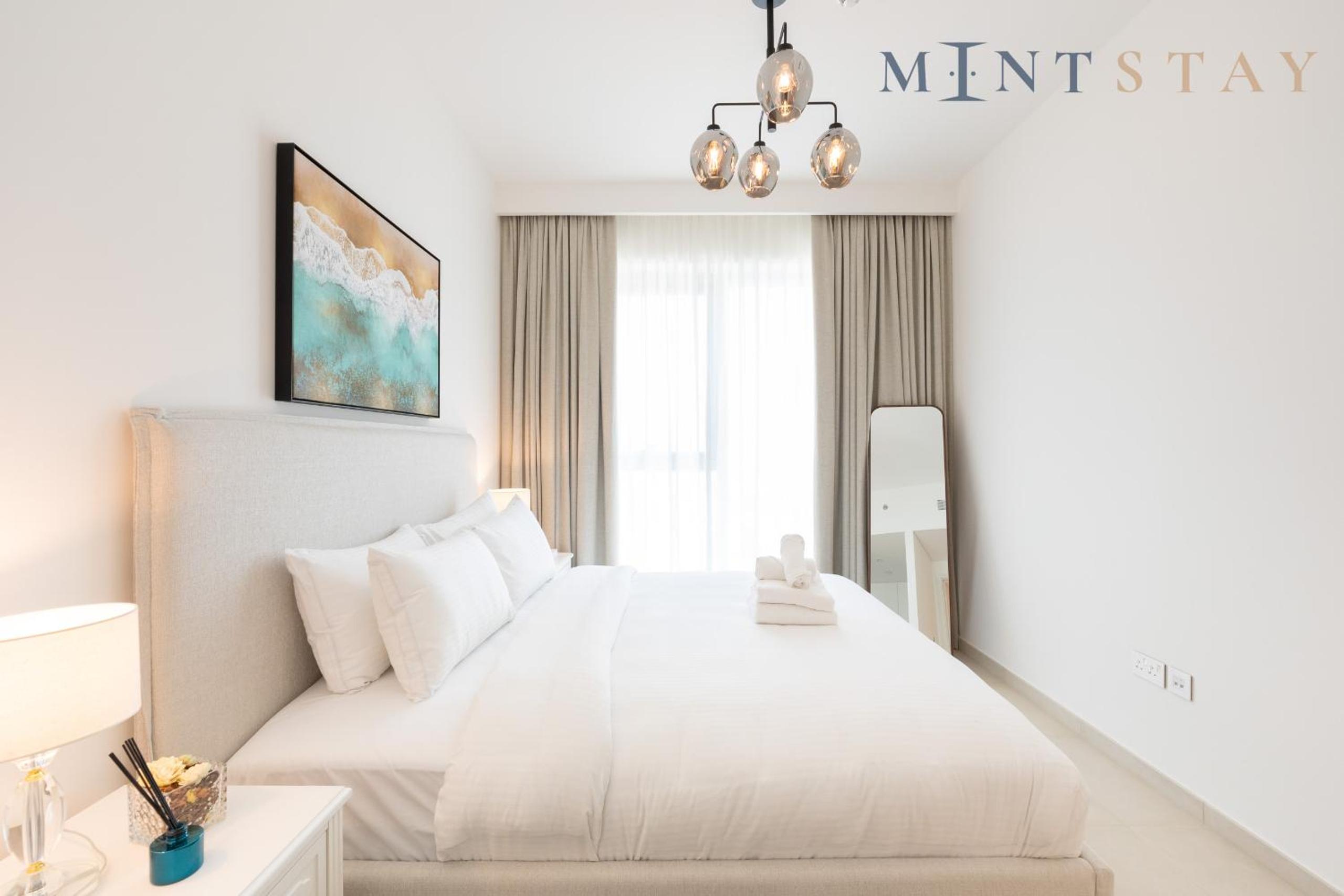 Downtown Views II City View, Downtown Dubai - Mint Stay