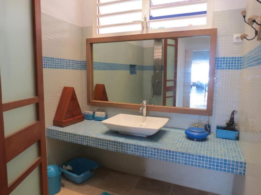Villa Perle de Corail, les pieds dans l'eau view 3