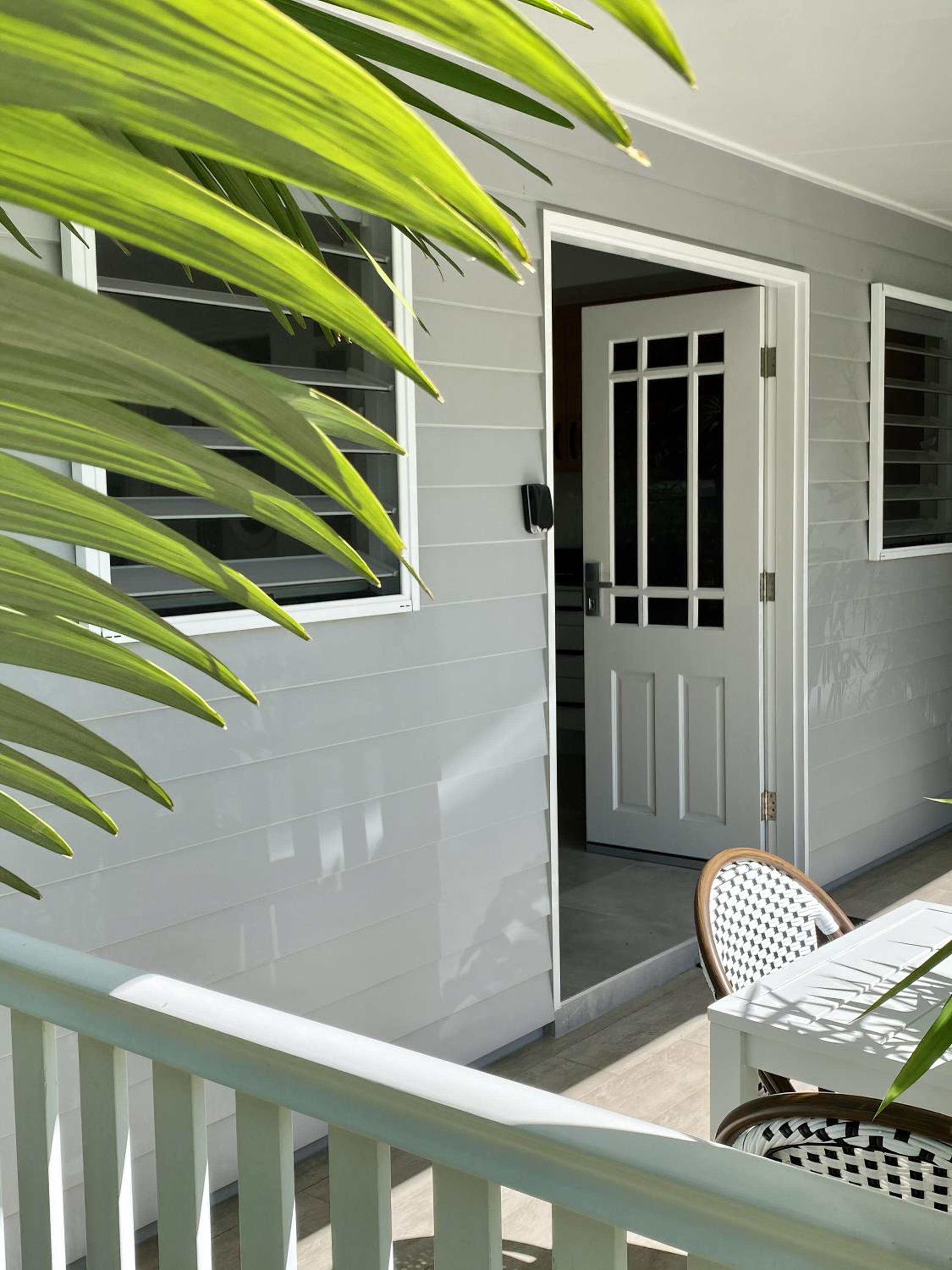 Bamboo Villa - Edge Hill Cairns Luxury Pet Friendly Sleeps 3
