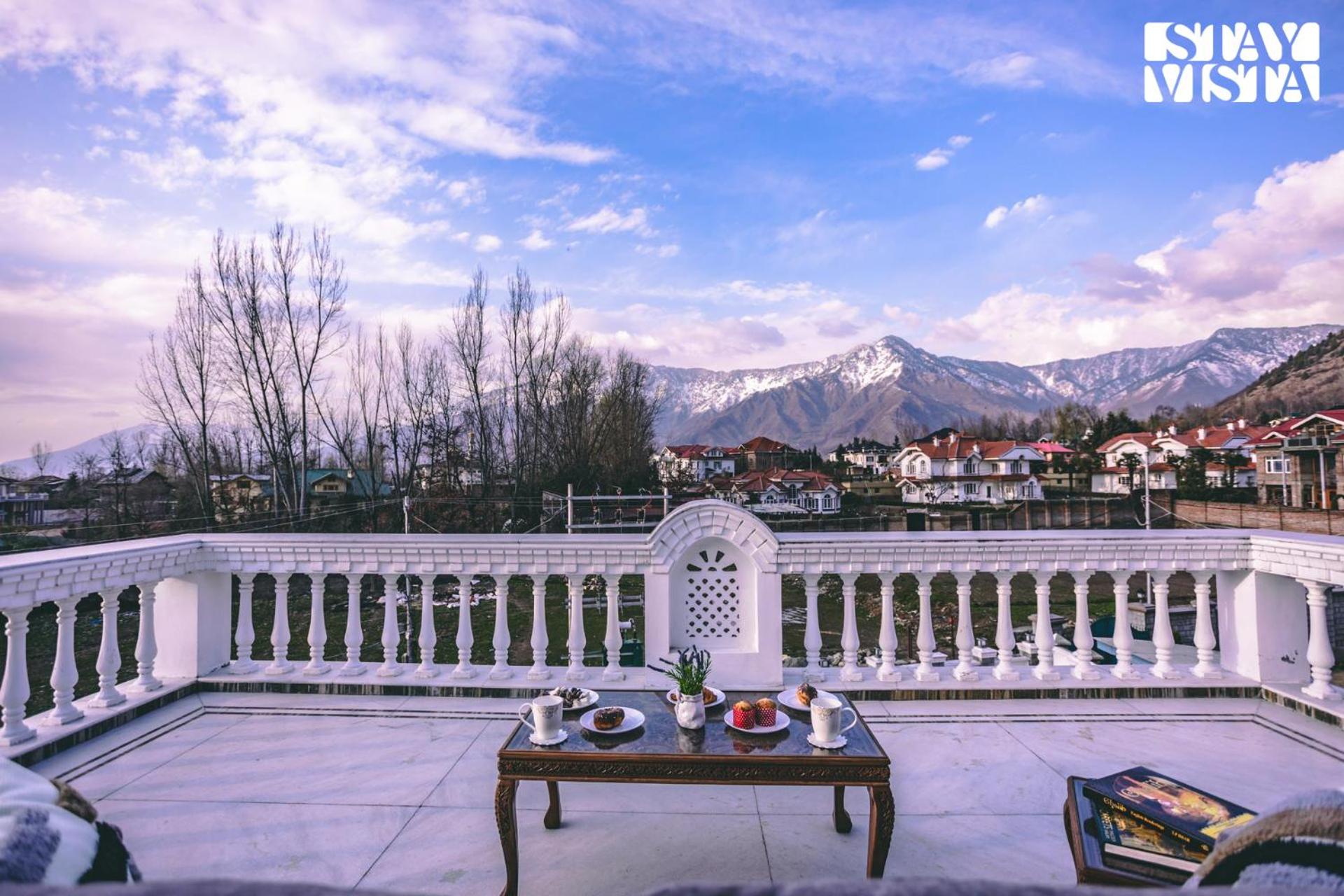 StayVista at Midsummer Moon - Mountain View with Courtyard view 3