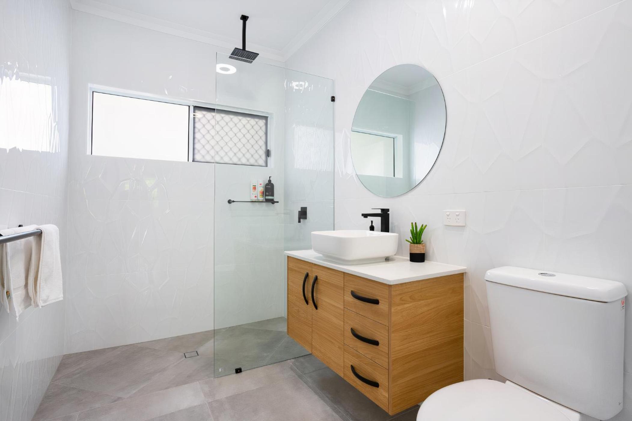 Bamboo Villa - Edge Hill Cairns Luxury Pet Friendly Sleeps 3
