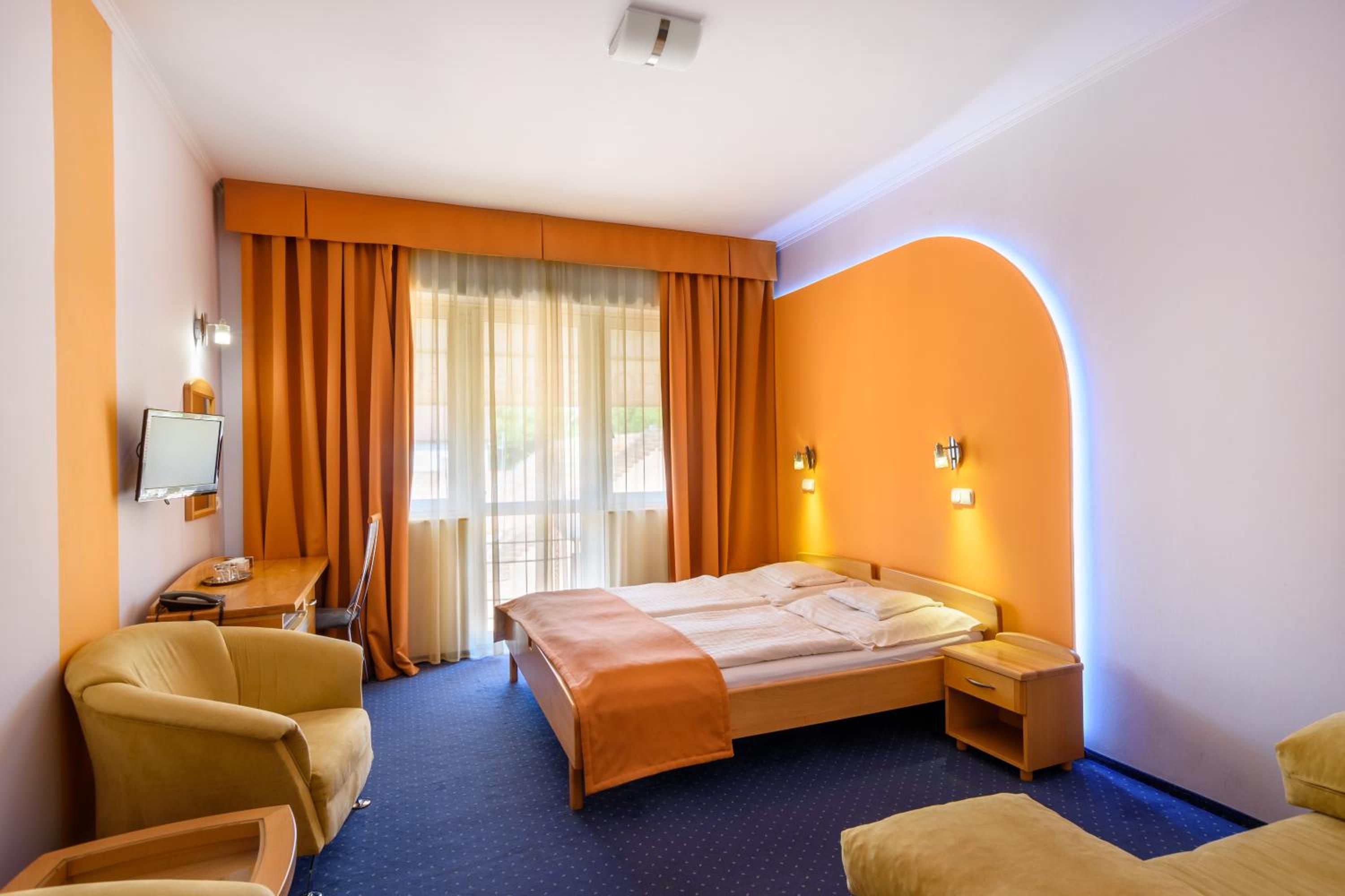 Hotel Négy Évszak - Image 1