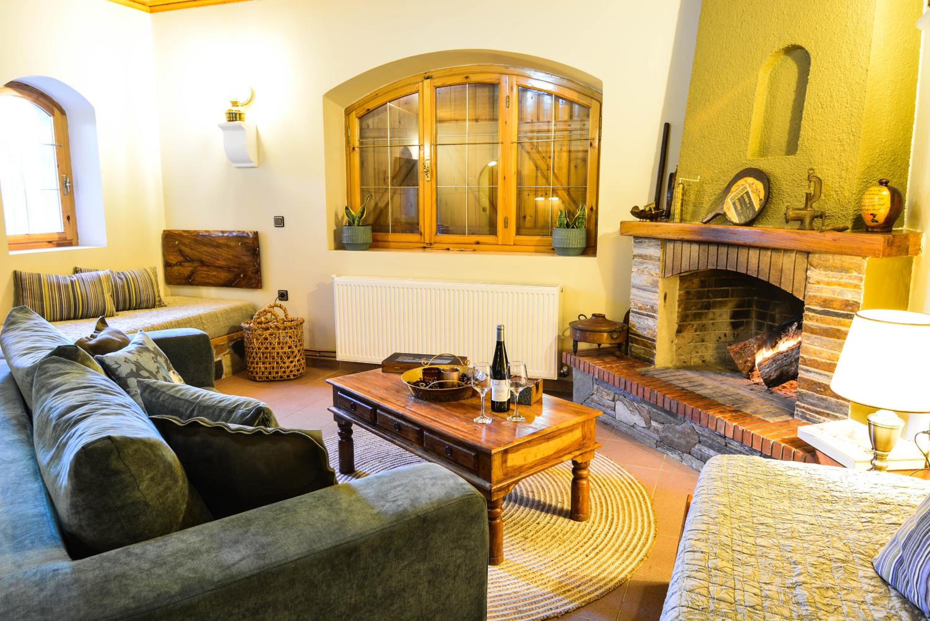 Capris Rustic Ηouse with Mountain View