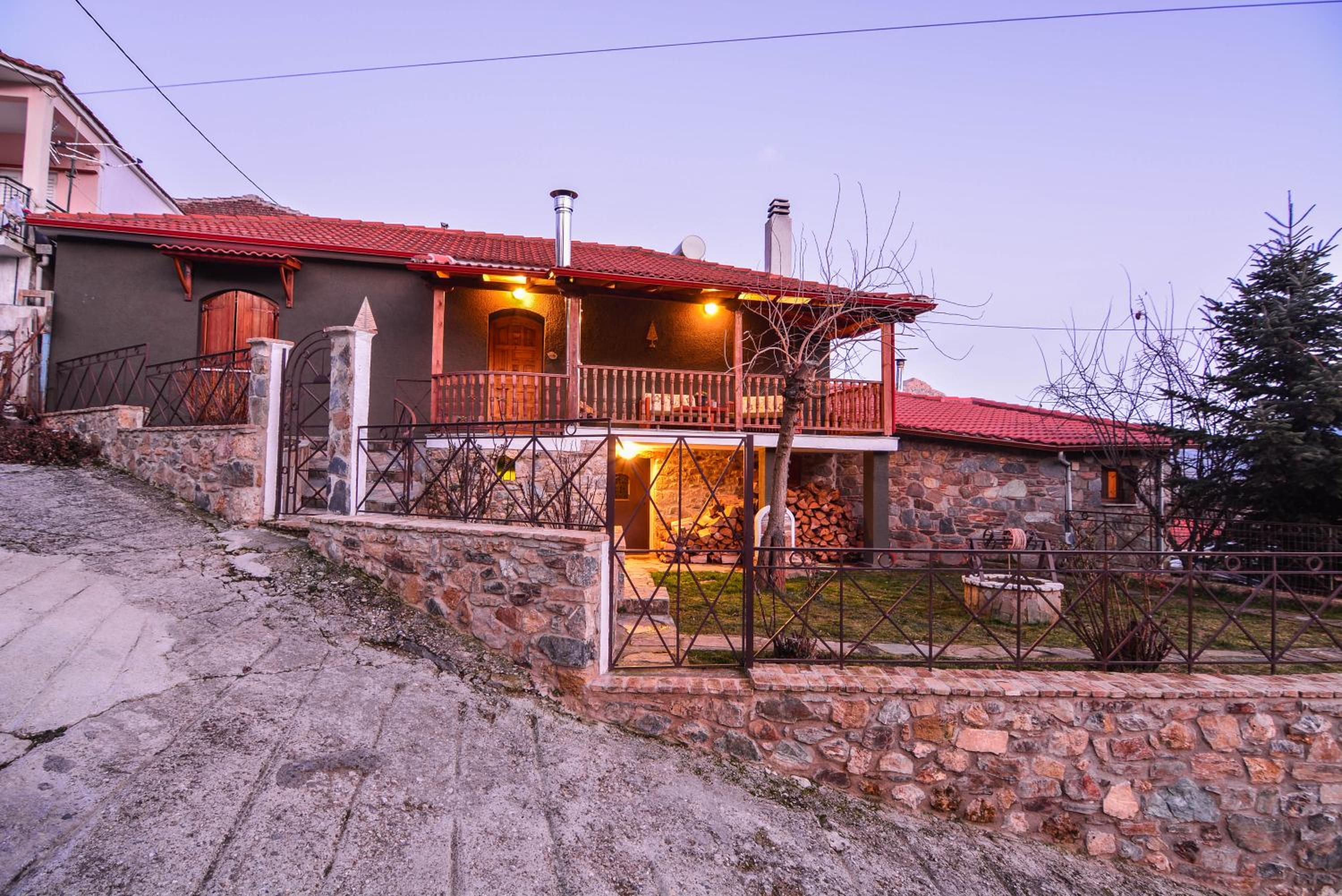 Capris Rustic Ηouse with Mountain View