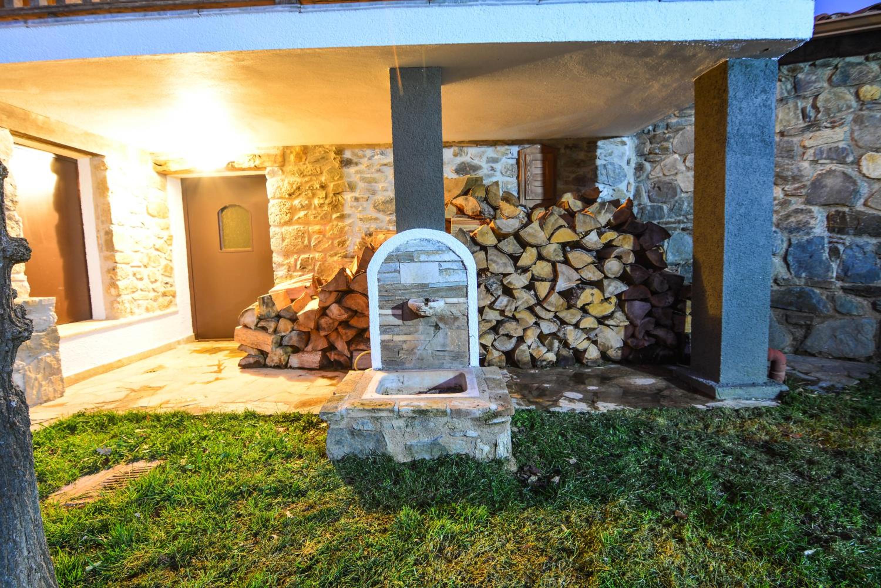 Capris Rustic Ηouse with Mountain View