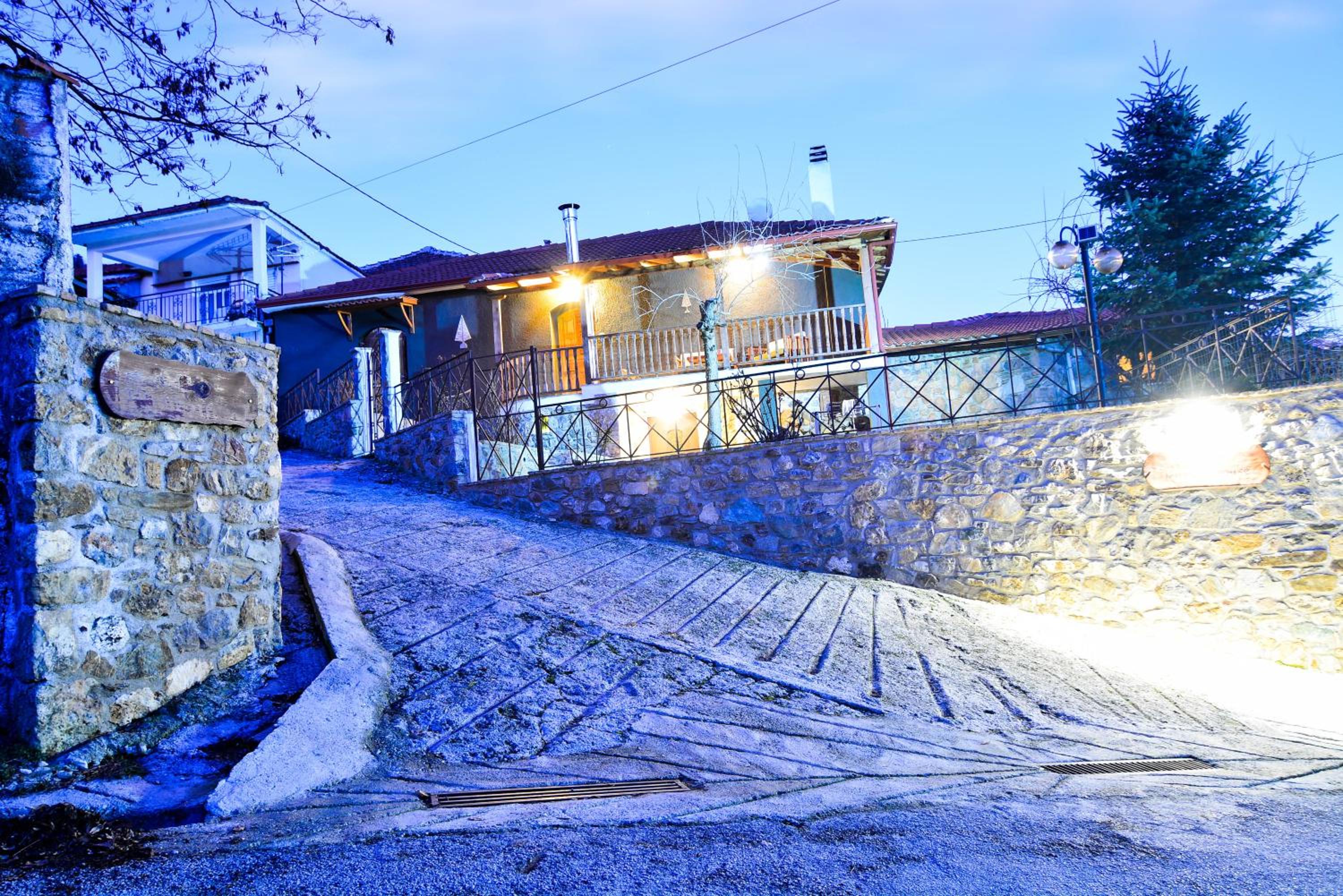 Capris Rustic Ηouse with Mountain View