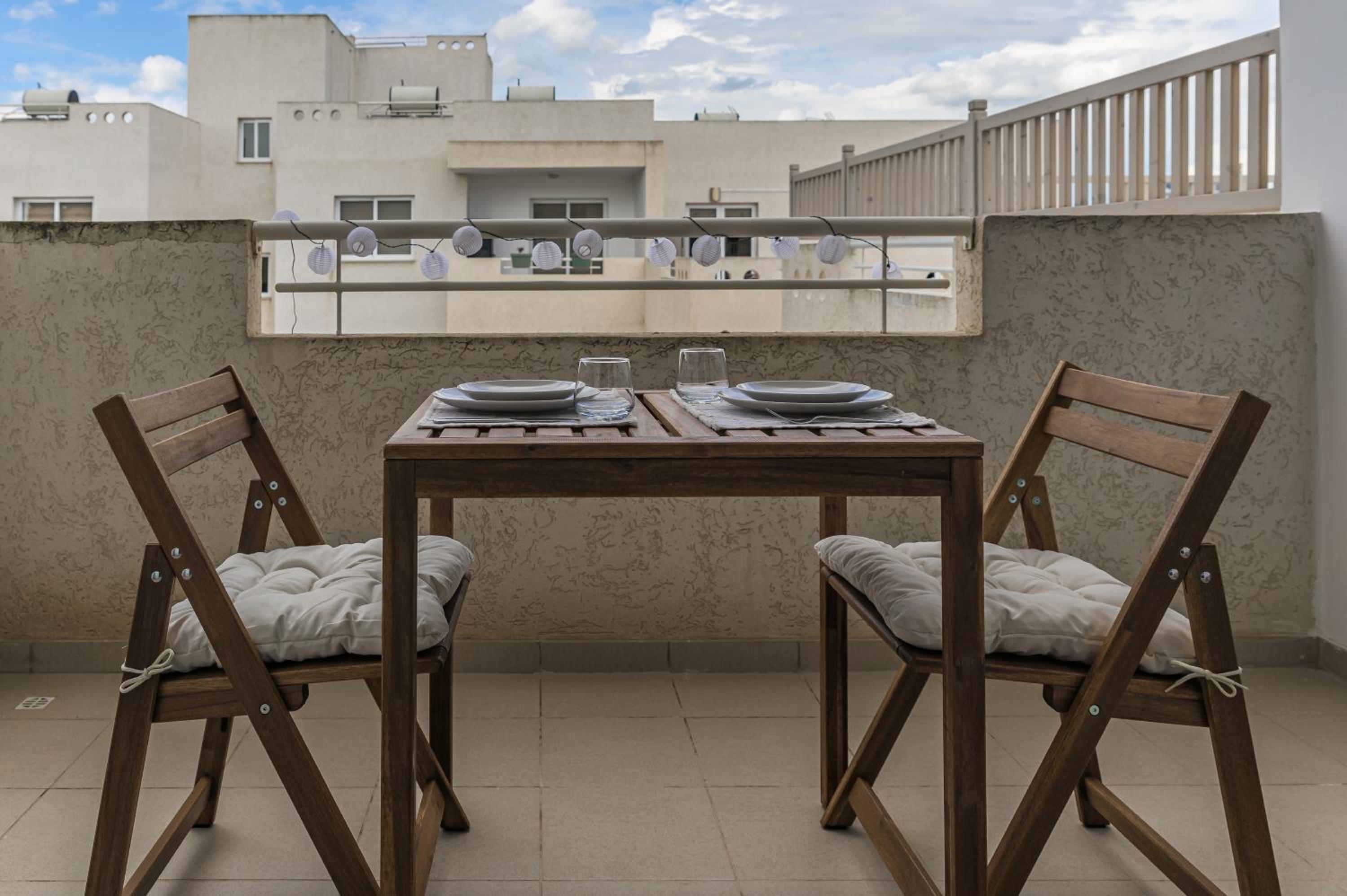 Creative 1br Pool view Apt with covered parking