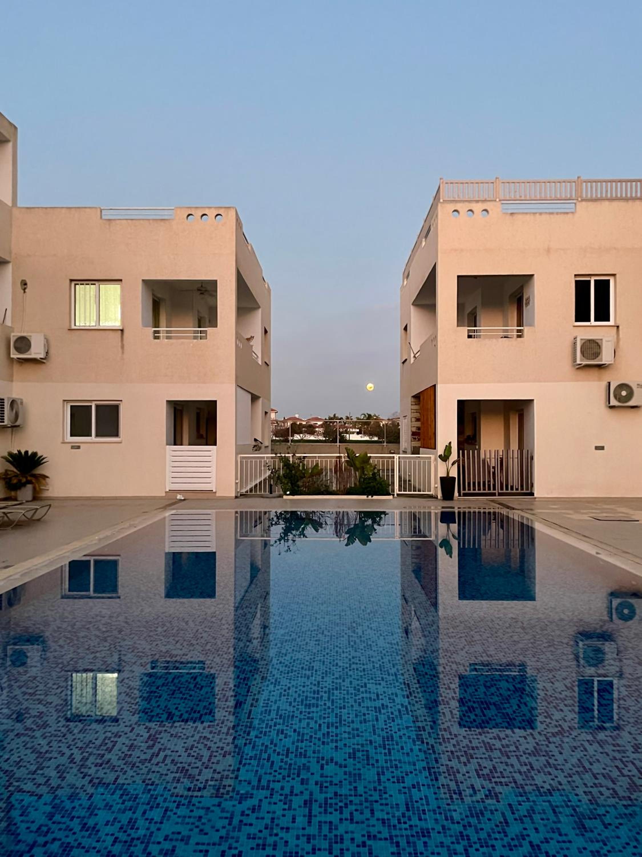 Creative 1br Pool view Apt with covered parking