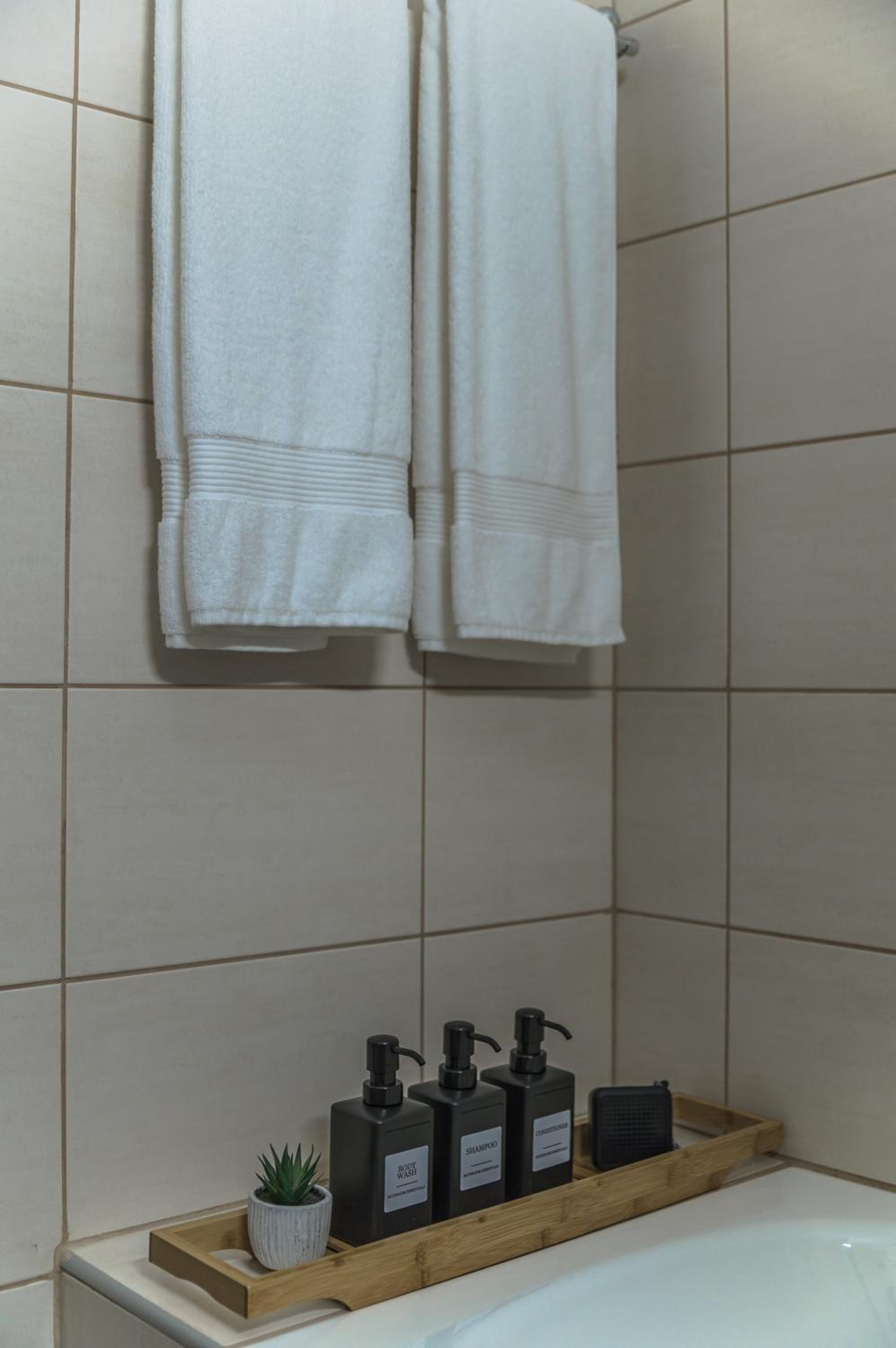 Creative 1br Pool view Apt with covered parking