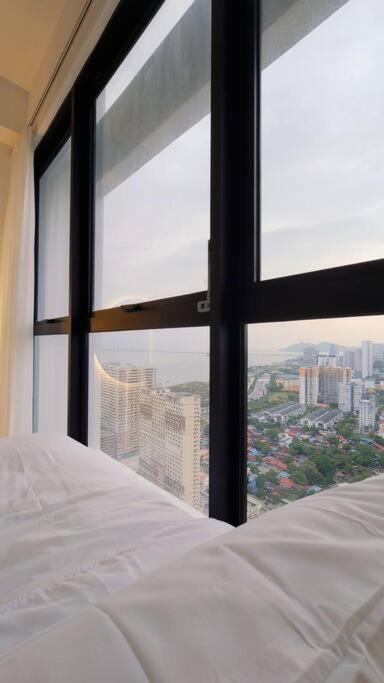 HomeCinema with Seaview, 8pax, Urban Suites by PG Home photo 2